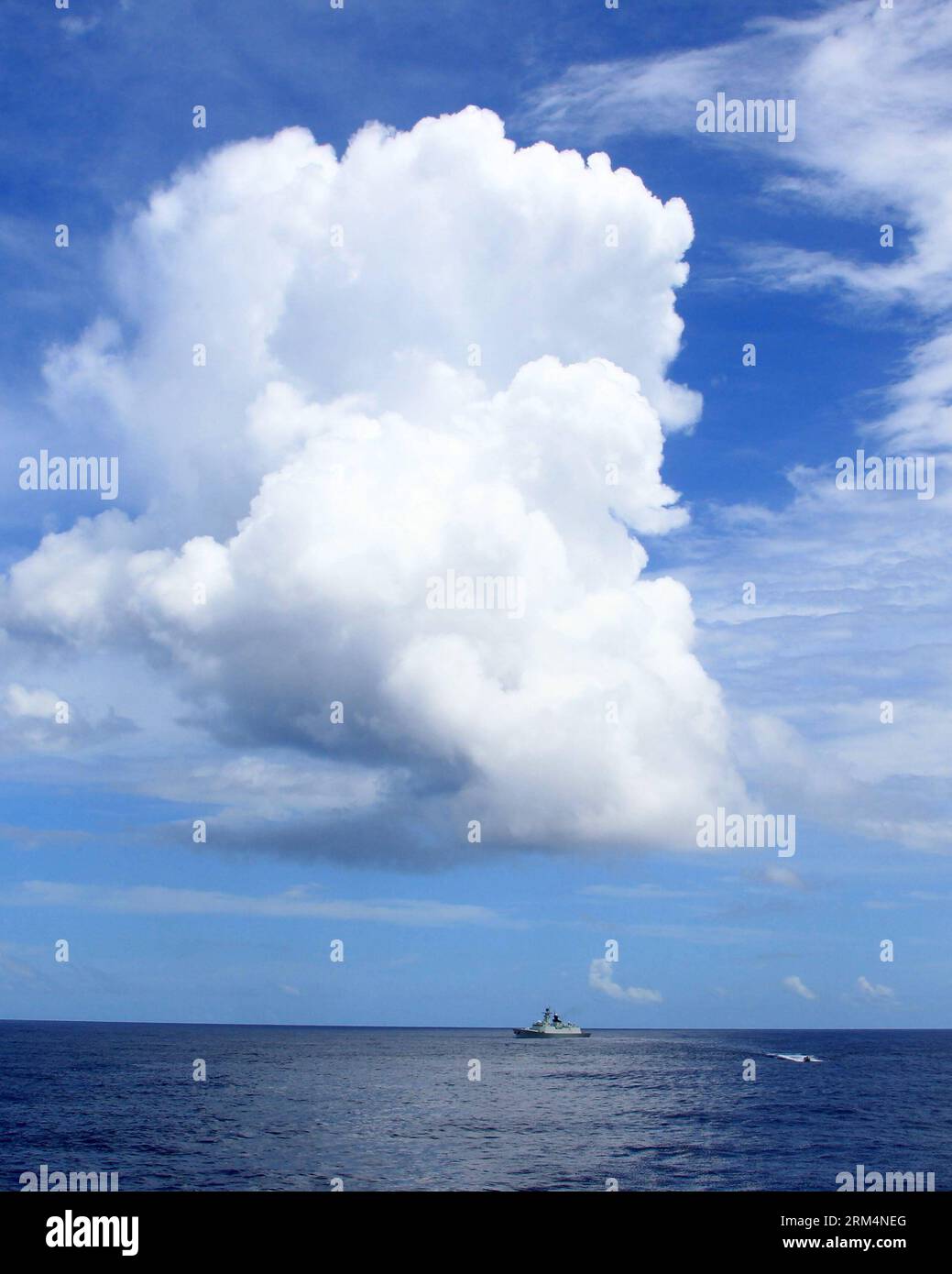 Bildnummer: 60492350 Datum: 18.09.2013 Copyright: imago/Xinhua (130918) - SUD PACIFICO, (Xinhua) -- Una flotta navale cinese conduce un esercizio di ispezione di navi sospette nel Pacifico meridionale, 18 settembre 2013. Una flotta navale dell'Esercito Popolare Cinese di Liberazione (PLA) il mercoledì ha esercitato la cattura del romage dopo aver terminato la sua visita alle Hawaii. Secondo la Convenzione delle Nazioni Unite sul diritto del mare (UNCOLOS), una nave da guerra che incontra in alto mare una nave straniera, diversa da una nave avente diritto alla completa immunità, la nave da guerra può procedere a verificare il diritto della nave di battere la sua bandiera Foto Stock