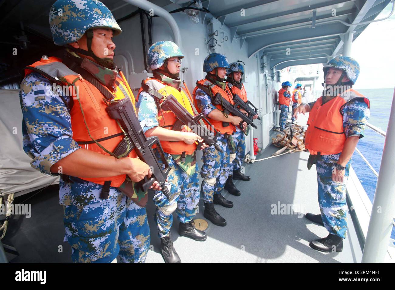 Bildnummer: 60492352 Datum: 18.09.2013 Copyright: imago/Xinhua (130918) -- SUD PACIFICO, (Xinhua) -- una squadra di ispezione di una flotta navale cinese lavora dopo l'imbarco di una nave sospetta durante un'esercitazione nel Pacifico meridionale, 18 settembre 2013. Una flotta navale dell'Esercito Popolare Cinese di Liberazione (PLA) il mercoledì ha esercitato la cattura del romage dopo aver terminato la sua visita alle Hawaii. Secondo la Convenzione delle Nazioni Unite sul diritto del mare (UNCOLOS), una nave da guerra che incontra in alto mare una nave straniera, diversa da una nave avente diritto alla completa immunità, la nave da guerra può procedere verso ve Foto Stock