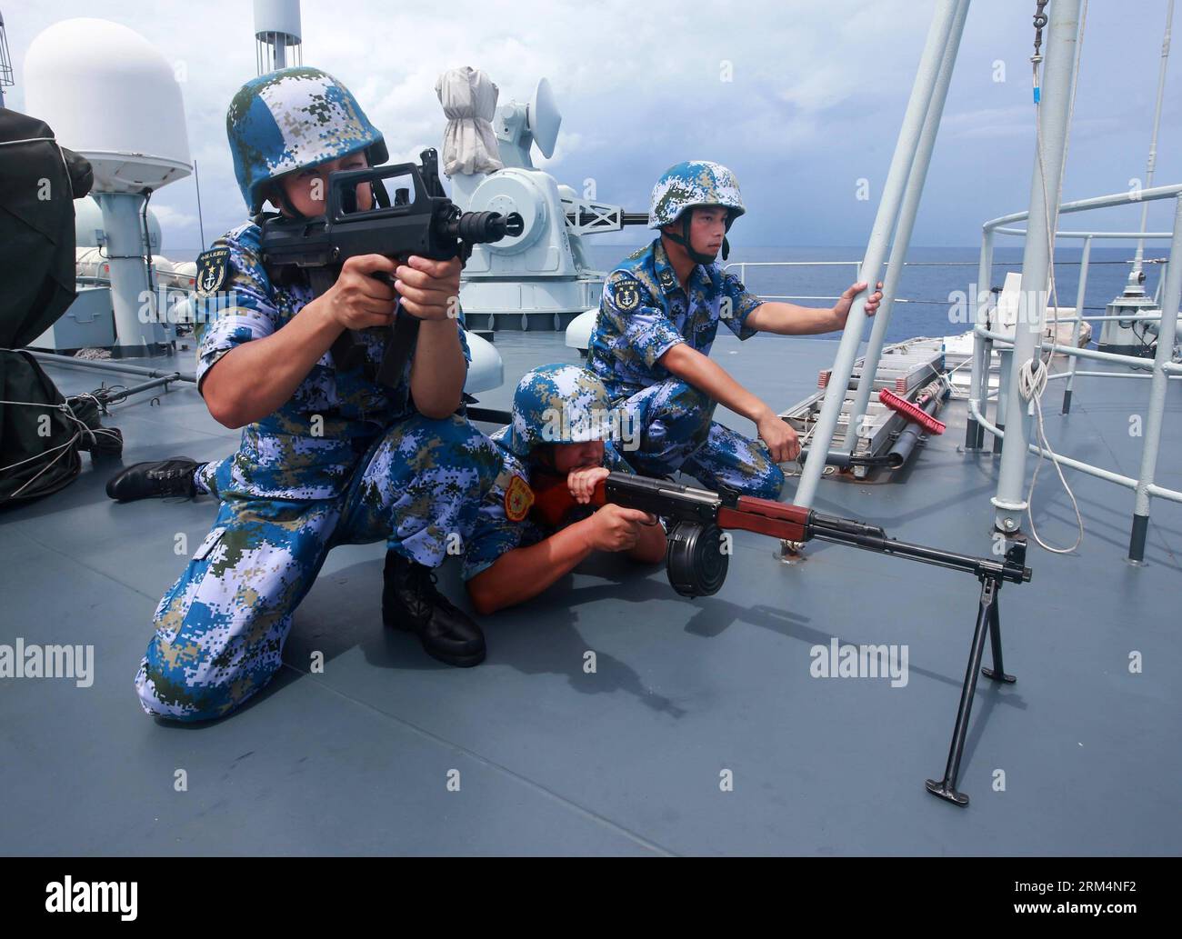 Bildnummer: 60492347 Datum: 18.09.2013 Copyright: imago/Xinhua (130918) -- SUD PACIFICO, (Xinhua) -- una squadra di ispezione di una flotta navale cinese lavora dopo l'imbarco di una nave sospetta durante un'esercitazione nel Pacifico meridionale, 18 settembre 2013. Una flotta navale dell'Esercito Popolare Cinese di Liberazione (PLA) il mercoledì ha esercitato la cattura del romage dopo aver terminato la sua visita alle Hawaii. Secondo la Convenzione delle Nazioni Unite sul diritto del mare (UNCOLOS), una nave da guerra che incontra in alto mare una nave straniera, diversa da una nave avente diritto alla completa immunità, la nave da guerra può procedere verso ve Foto Stock