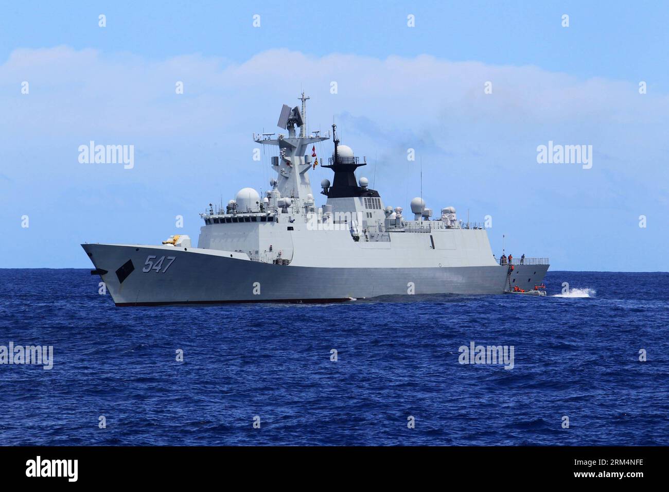 Bildnummer: 60492348 Datum: 18.09.2013 Copyright: imago/Xinhua (130918) - SUD PACIFICO, (Xinhua) -- Una flotta navale cinese conduce un esercizio di ispezione di navi sospette nel Pacifico meridionale, 18 settembre 2013. Una flotta navale dell'Esercito Popolare Cinese di Liberazione (PLA) il mercoledì ha esercitato la cattura del romage dopo aver terminato la sua visita alle Hawaii. Secondo la Convenzione delle Nazioni Unite sul diritto del mare (UNCOLOS), una nave da guerra che incontra in alto mare una nave straniera, diversa da una nave avente diritto alla completa immunità, la nave da guerra può procedere a verificare il diritto della nave di battere la sua bandiera Foto Stock