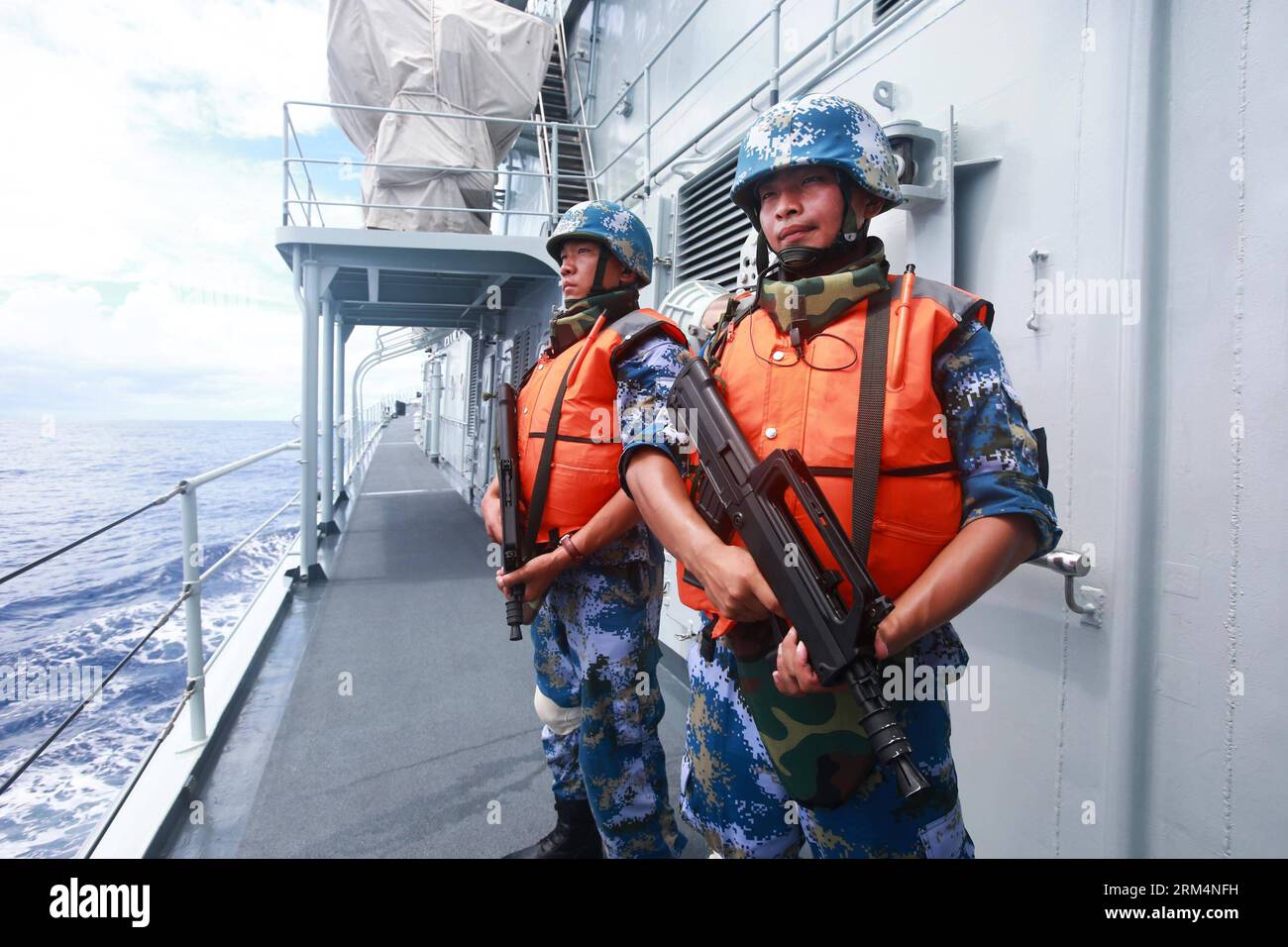 Bildnummer: 60492343 Datum: 18.09.2013 Copyright: imago/Xinhua (130918) -- SUD PACIFICO, (Xinhua) -- una squadra di ispezione di una flotta navale cinese lavora dopo l'imbarco di una nave sospetta durante un'esercitazione nel Pacifico meridionale, 18 settembre 2013. Una flotta navale dell'Esercito Popolare Cinese di Liberazione (PLA) il mercoledì ha esercitato la cattura del romage dopo aver terminato la sua visita alle Hawaii. Secondo la Convenzione delle Nazioni Unite sul diritto del mare (UNCOLOS), una nave da guerra che incontra in alto mare una nave straniera, diversa da una nave avente diritto alla completa immunità, la nave da guerra può procedere verso ve Foto Stock