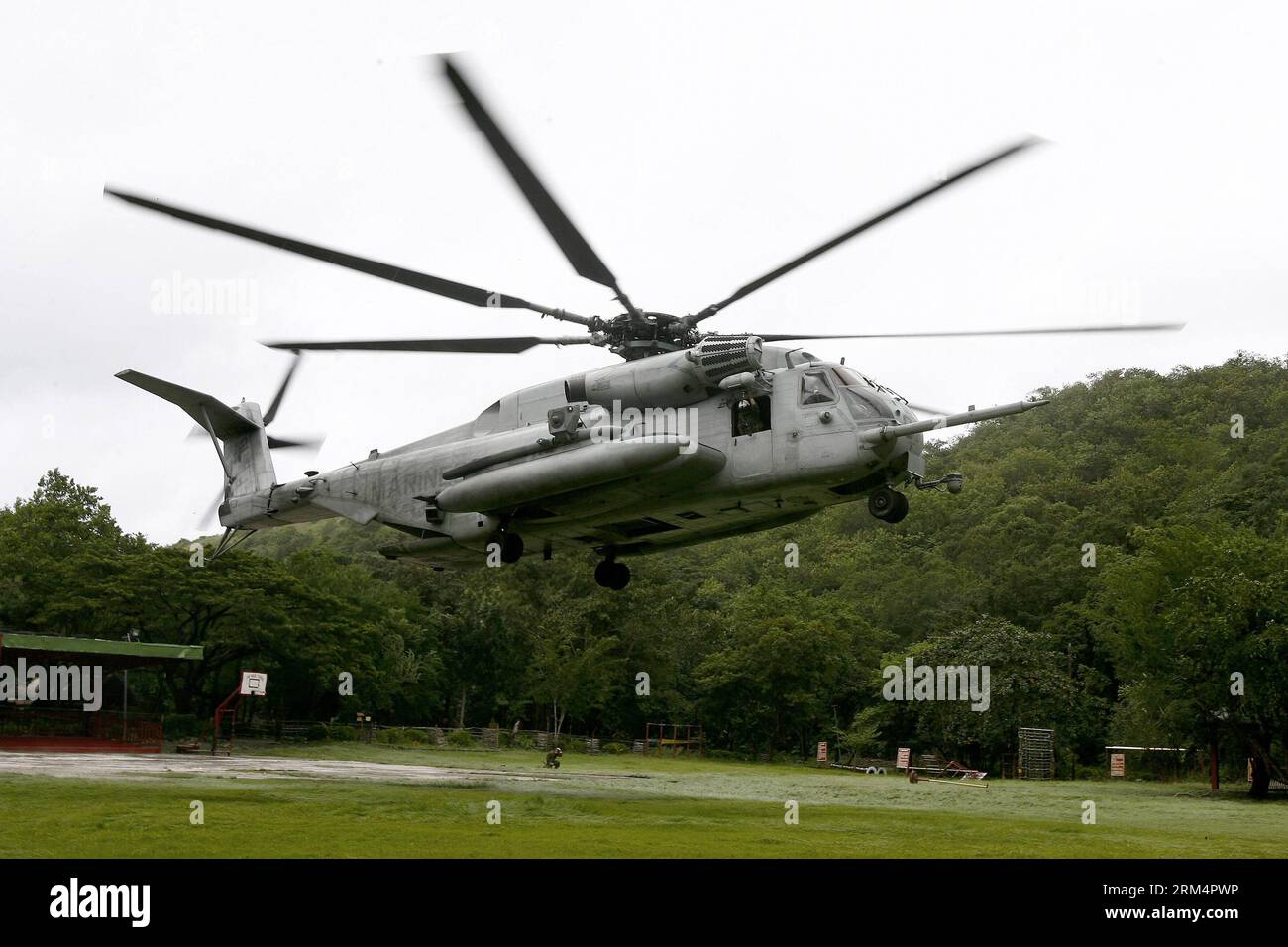 Bildnummer: 60503610 Datum: 20.09.2013 Copyright: imago/Xinhua (130920) -- PROVINCIA DI CAVITE, 20 settembre 2013 (Xinhua) -- Un elicottero militare CH-53E degli Stati Uniti che trasporta soldati statunitensi e filippini partecipa a un esercizio anfibio nella provincia di Cavite, Filippine, 20 settembre 2013. Le forze statunitensi e filippine iniziarono il 18 settembre RP-U.S. Esercizio di atterraggio anfibio (PHIBLEX) che durerà fino all'11 ottobre e coinvolgerà 2.300 soldati filippini e statunitensi. (Xinhua/Rouelle Umali) FILIPPINE-PROVINCIA DI CAVITE-US-AMPHIBIOUS EXERCISE PUBLICATIONxNOTxINxCHN xcb x0x 2013 quer 60503610 Data Foto Stock