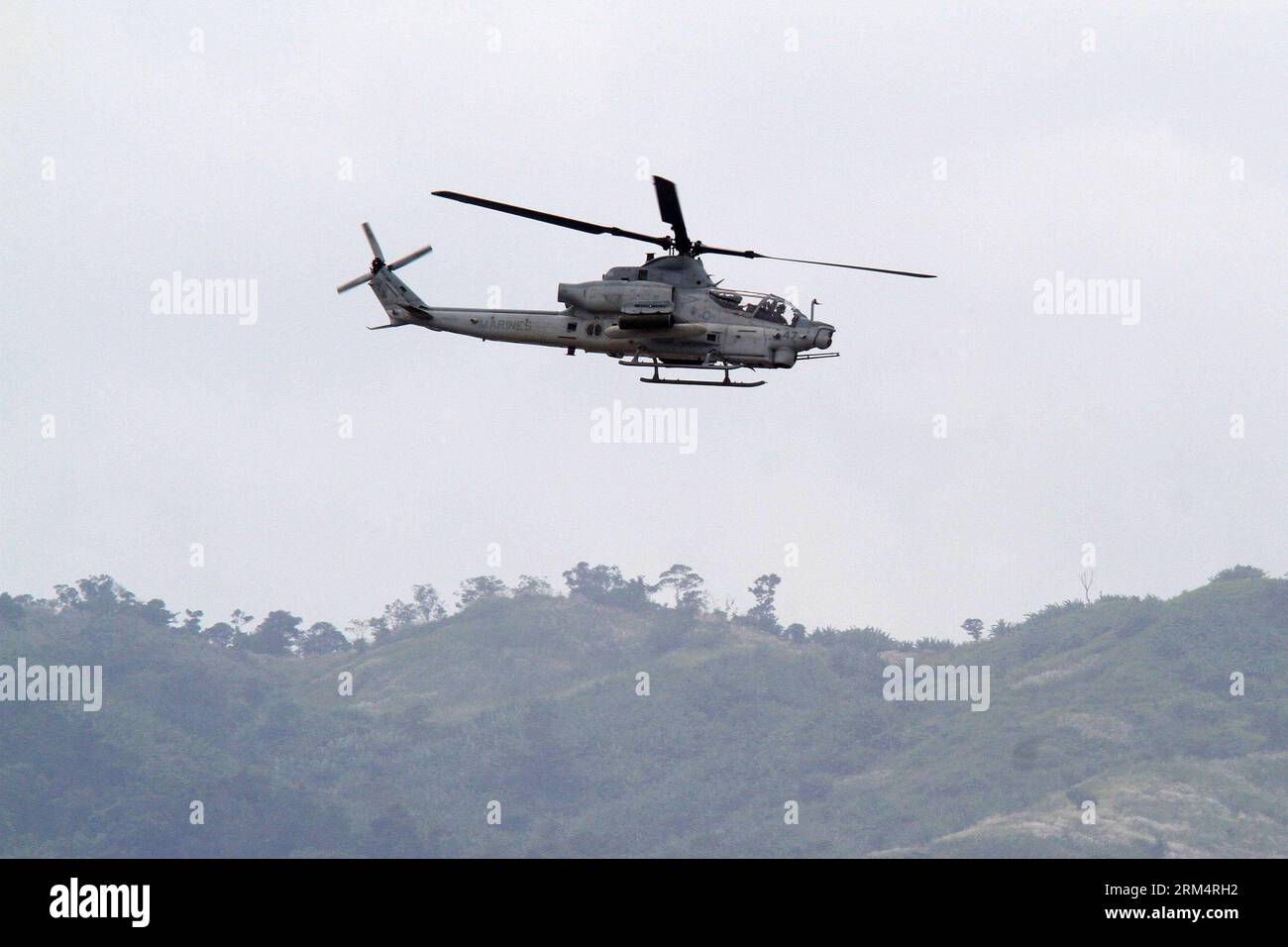 Bildnummer: 60509445 Datum: 21.09.2013 Copyright: imago/Xinhua (130921) -- PROVINCIA DI TARLAC, 21 settembre 2013 (Xinhua) -- un elicottero AH-1Z Viper Attack partecipa a un'esercitazione live-Fire nella provincia di Tarlac, Filippine, il 21 settembre 2013. Le forze statunitensi e filippine iniziarono il 18 settembre RP-U.S. Esercizio di atterraggio anfibio (PHIBLEX) che durerà fino all'11 ottobre e coinvolgerà 2.300 soldati filippini e statunitensi. (Xinhua/Rouelle Umali) (syq) FILIPPINE-PROVINCIA DI TARLAC-U.S.-LIVE-FIRE EXERCISE PUBLICATIONxNOTxINxCHN Gesellschaft Militär Übung Militärübung Manöver Militärmanöver xbs x0x 2013 Foto Stock