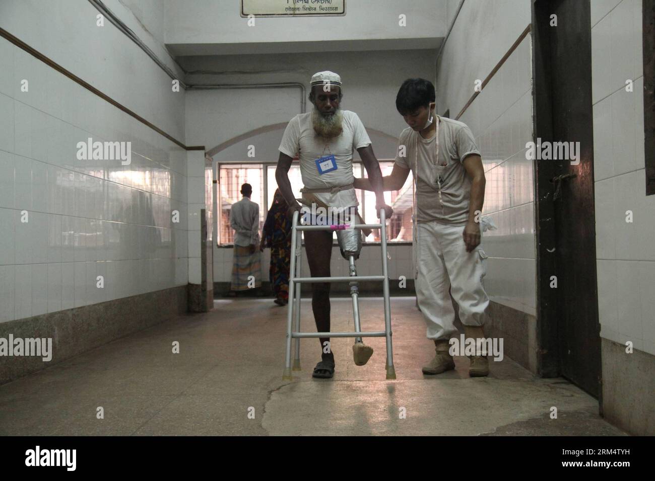 Bildnummer: 60516847 Datum: 23.09.2013 Copyright: imago/Xinhua (130923) -- DHAKA, 23 settembre 2013 (Xinhua) -- Un membro di un team medico tailandese aiuta un amputato ad abituarsi ad una gamba protesica presso l'Istituto Nazionale di Traumatologia e riabilitazione ortopedica a Dacca, Bangladesh, 23 settembre 2013. Una squadra medica tailandese di 63 membri domenica è arrivata a Dacca per fornire protesi a 100 amputati del Bangladesh, tra cui le vittime del collasso dell'edificio di Rana Plaza. (Xinhua/Shariful Islam) BANGLADESH-DACCA-THAILANDIA-SERVIZIO MEDICO-PROTESICO GAMBE PUBLICATIONxNOTxINxCHN Gesellschaft Prothesen Rehabilitati Foto Stock
