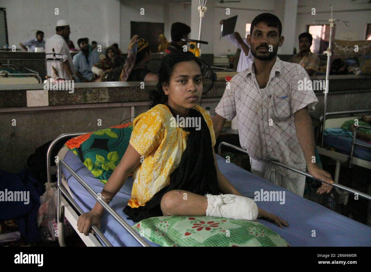 Bildnummer: 60516845 Datum: 23.09.2013 Copyright: imago/Xinhua (130923) -- DACCA, 23 settembre 2013 (Xinhua) -- Una donna che ha perso le gambe durante il crollo dell'edificio di Rana Plaza riceve cure in un ospedale a Dacca, Bangladesh, 23 settembre 2013. Una squadra medica tailandese di 63 membri domenica è arrivata a Dacca per fornire protesi a 100 amputati del Bangladesh, tra cui le vittime del collasso dell'edificio di Rana Plaza. (Xinhua/Shariful Islam) BANGLADESH-DACCA-THAILANDIA-SERVIZIO MEDICO-PROTESI GAMBE PUBLICATIONxNOTxINxCHN Gesellschaft Prothesen Rehabilitation Herstellung medizinische Betreuung x0x xrj 2013 quer 6 Foto Stock