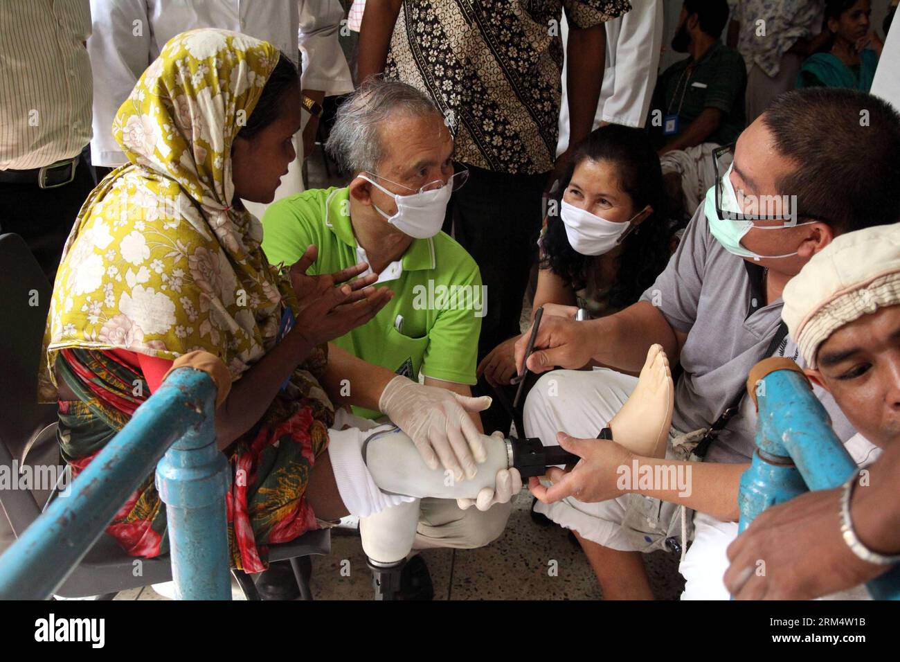 Bildnummer: 60516846 Datum: 23.09.2013 Copyright: imago/Xinhua (130923) -- DACCA, 23 settembre 2013 (Xinhua) -- un amputato riceve una gamba protesica da un team medico thailandese presso l'Istituto Nazionale di Traumatologia e riabilitazione ortopedica a Dacca, Bangladesh, 23 settembre 2013. Una squadra medica tailandese di 63 membri domenica è arrivata a Dacca per fornire protesi a 100 amputati del Bangladesh, tra cui le vittime del collasso dell'edificio di Rana Plaza. (Xinhua/Shariful Islam) BANGLADESH-DACCA-THAILANDIA-SERVIZIO MEDICO-PROTESICO GAMBE PUBLICATIONxNOTxINxCHN Gesellschaft Prothesen Rehabilitation Herstellung medizin Foto Stock