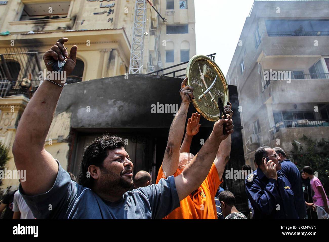 Bildnummer: 60516905 Datum: 23.09.2013 Copyright: imago/Xinhua (130923) -- CAIRO, 23 settembre 2013 (Xinhua) -- la foto del file scattata il 1 luglio 2013 mostra i manifestanti egiziani dell'opposizione manifestano di fronte al quartier generale dei Fratelli musulmani in fiamme al Cairo, in Egitto. Un tribunale del Cairo ha deciso lunedì di vietare le attività del gruppo dei Fratelli musulmani egiziani e di qualsiasi istituzione ad esso appartenente, ha riportato online al-Ahram, gestito dallo Stato. (Xinhua/Amru Salahuddien) EGITTO-CAIRO-FRATELLANZA MUSULMANA-CORTE-BAN PUBLICATIONxNOTxINxCHN Politik Gesellschaft Demo Protestation xjh x0x 2013 quer 60516905 D Foto Stock