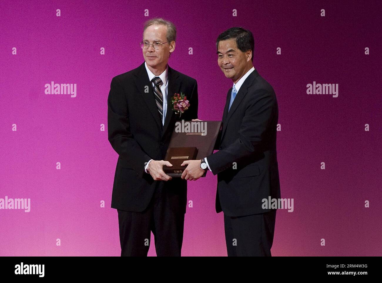 Bildnummer: 60518173 Datum: 23.09.2013 Copyright: imago/Xinhua (130923) -- HONG KONG, 23 settembre 2013 (Xinhua) -- lo scienziato statunitense John Hawley (L) riceve il premio per l'astronomia 2013 dall'amministratore delegato della regione amministrativa speciale di Hong Kong Leung Chun-Ying durante la cerimonia di premiazione del Premio Shaw a Hong Kong, Cina meridionale, 23 settembre 2013. (Xinhua/lui Siu Wai) (yxb) CINA-HONG KONG-CERIMONIA DI PREMIAZIONE DEL PREMIO SHAW (CN) PUBLICATIONxNOTxINxCHN Wissenschaft Forschung Preistraeger PK People Wissenschaftspreis x2x xrj 2013 quer o0 Trophäe Objekte 60518173 Data 23 09 2013 Copyrigh Foto Stock