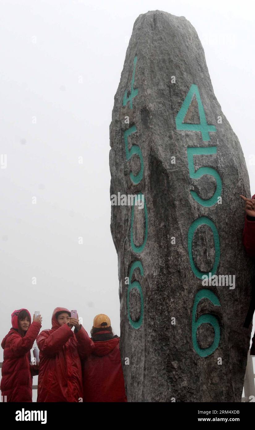 Bildnummer: 60527697 Datum: 25.09.2013 Copyright: imago/Xinhua i turisti scattano foto all'altitudine di 4.506 metri della montagna innevata Yulong (Drago di Giada) a Lijiang, nella provincia dello Yunnan della Cina sud-occidentale, 25 settembre 2013. (Xinhua/Zhu Xiang) (mp) CHINA-YUNNAN-LIJIANG-YULONG SNOW MOUNTAIN (CN) PUBLICATIONxNOTxINxCHN Gesellschaft x2x xkg 2013 Hoch 60527697 Data 25 09 2013 Copyright Imago XINHUA i turisti scattano foto all'altitudine di 4 506 METRI della montagna di neve del Drago di Giada di Yulong a Lijiang nella provincia dello Yunnan della Cina sud-occidentale settembre 25 2013 XINHUA Zhu Xiang MP Cina Yunnan Lijiang Yulong S Foto Stock