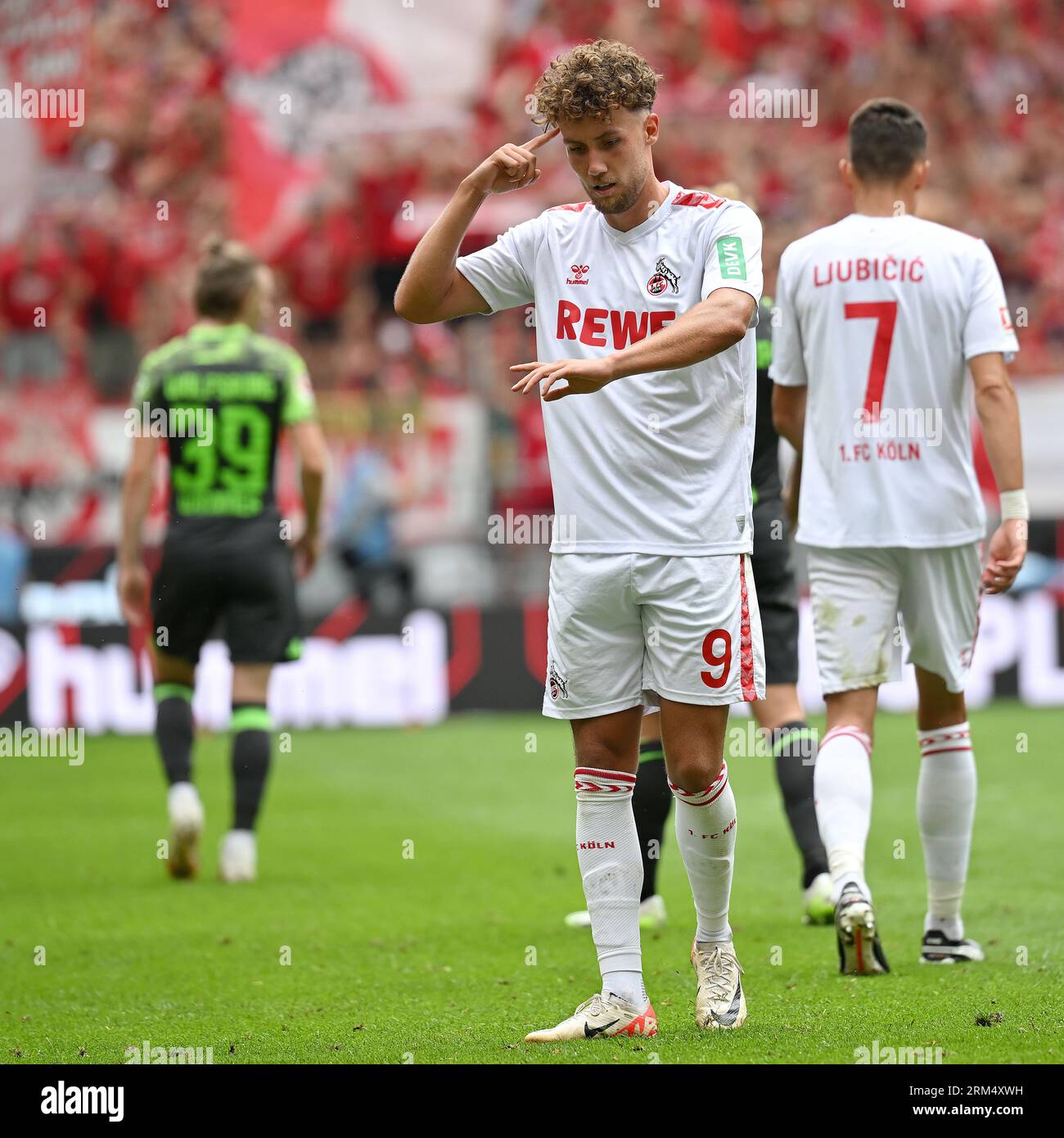 Colonia, Germania. 26 agosto 2023. Luca Waldschmidt (davanti) di 1. L'FC Koln celebra il punteggio durante la partita di Bundesliga del secondo turno tra 1. FC Koln e VfL Wolfsburg a Colonia, Germania, 26 agosto 2023. Crediti: Ulrich Hufnagel/Xinhua/Alamy Live News Foto Stock