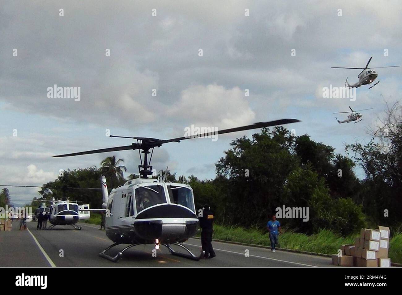 Bildnummer: 60531844 Datum: 26.09.2013 Copyright: imago/Xinhua (130926) -- GUERRERO, 26 settembre 2013 (Xinhua) -- membri dello staff del Ministero della difesa Nazionale (SEDENA), forniture di trasporto per i villaggi della regione della Costa grande, a Guerrero, Messico meridionale, il 26 settembre 2013. Guerrero è di nuovo in uno stato di emergenza a causa della presenza di una nuova zona a bassa pressione, generando piogge e che può evolversi verso ciclone tropicale. (Xinhua/Edgar de Jesus Espinoza) (fnc) (sp) MESSICO-GUERRERO-AMBIENTE-TEMPESTA PUBLICATIONxNOTxINxCHN Sturm Schaden Naturkatastrophe xas x0x 2013 quer premiumd Foto Stock
