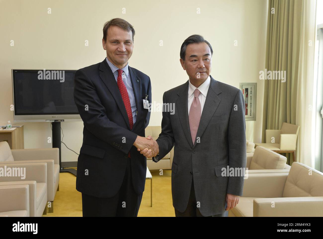 Bildnummer: 60536896 Datum: 27.09.2013 Copyright: imago/Xinhua (130927) -- NEW YORK, 27 settembre 2013 (Xinhua) -- il ministro degli Esteri cinese Wang Yi (R) incontra il ministro degli Esteri polacco Radoslaw Sikorski presso la sede delle Nazioni Unite a New York, 27 settembre 2013. (Xinhua/Zhang Jun) un-CINA-POLONIA-FMS-MEETING PUBLICATIONxNOTxINxCHN People xas x0x 2013 quer premiumd 60536896 Data 27 09 2013 Copyright Imago XINHUA New York Sept 27 2013 XINHUA Ministri degli Esteri cinesi Wang Yi r incontra i Ministri degli Esteri polacchi Radoslaw Sikorski PRESSO la sede delle Nazioni Unite a New York settembre 27 2013 XINHUA Zhang jun un un Foto Stock