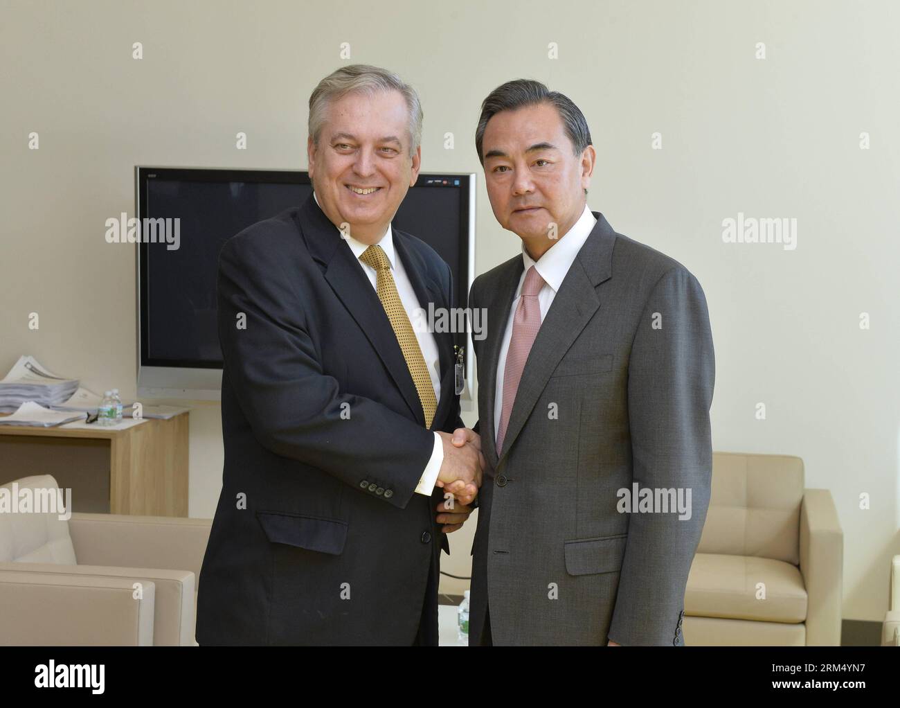 Bildnummer: 60536895 Datum: 27.09.2013 Copyright: imago/Xinhua (130927) -- NEW YORK, 27 settembre 2013 (Xinhua) -- il ministro degli Esteri cinese Wang Yi (R) incontra il suo omologo brasiliano Luiz Alberto Figueiredo presso la sede delle Nazioni Unite a New York, 27 settembre 2013. (Xinhua/Zhang Jun) un-CINA-BRASILE-FMS-MEETING PUBLICATIONxNOTxINxCHN People xas x0x 2013 quer premiumd 60536895 Data 27 09 2013 Copyright Imago XINHUA New York Sept 27 2013 XINHUA Chinese Foreign Minister Wang Yi r Meets with HIS Brazilian Part Luiz Alberto Figueiredo AT the UN Headquarters in New York Sept 27 2013 XINHUA Zhan Foto Stock