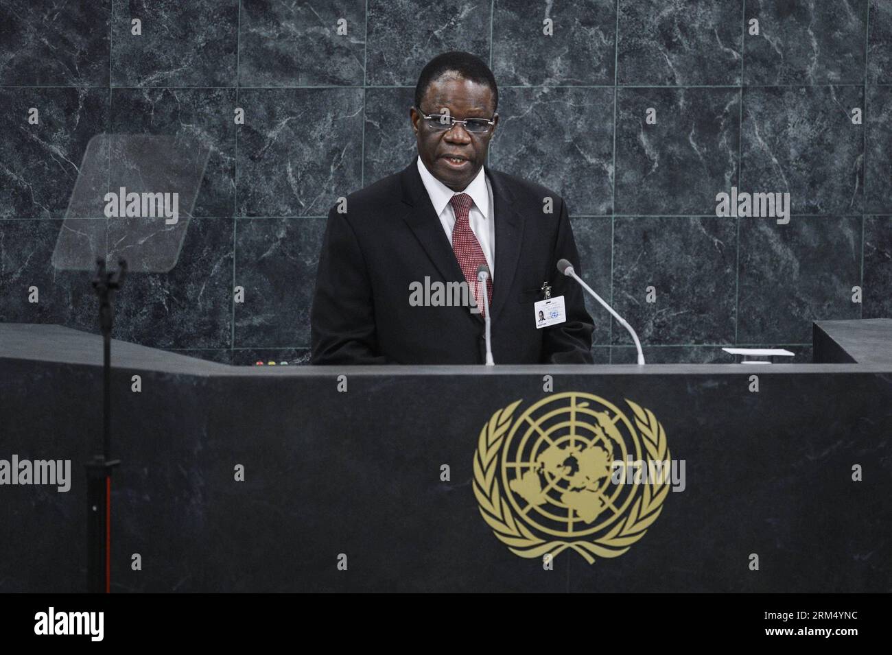 Bildnummer: 60536210 Datum: 27.09.2013 Copyright: imago/Xinhua (130927) -- NEW YORK, 27 settembre 2013 (Xinhua) -- il ministro degli Esteri della Repubblica del Congo Basile Ikouebe parla durante il dibattito generale della 68a sessione dell'Assemblea generale delle Nazioni Unite, presso la sede delle Nazioni Unite a New York, il 27 settembre 2013. (Xinhua/Niu Xiaolei) ASSEMBLEA GENERALE delle Nazioni Unite - DIBATTITO GENERALE PUBLICATIONxNOTxINxCHN People Politik Porträt un Vereinte Nationen Generalversammlung xdp x0x 2013 quer premiumd 60536210 Data 27 09 2013 Copyright Imago XINHUA New York Sept 27 2013 XINHUA Ministri degli Esteri del Repu Foto Stock