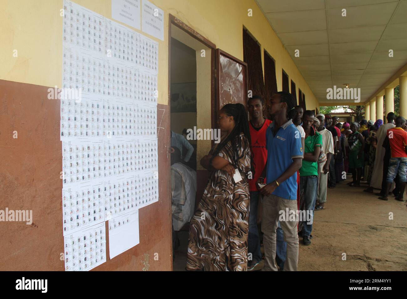 Bildnummer: 60538344 Datum: 28.09.2013 Copyright: imago/Xinhua (130928) -- CONAKRY, 28 settembre 2013 (Xinhua) -- aspetta in fila fuori da un polling station a Conakry, capitale della Guinea, 28 settembre 2013. I sondaggi legislativi della Guinea sono stati aperti sabato dopo essere stati ripetutamente rinviati dalle elezioni presidenziali del novembre 2010. Si prevede che fino a 5,1 milioni di elettori su 11,5 milioni di abitanti del paese dell'Africa occidentale andranno ai sondaggi. (Xinhua/Hao wangle) GUINEA-POLITICA-LEGISLATIVI SONDAGGI PUBLICATIONxNOTxINxCHN Gesellschaft x2x xkg 2013 quer o0 politik wahlen wähler wahllokal warte Foto Stock