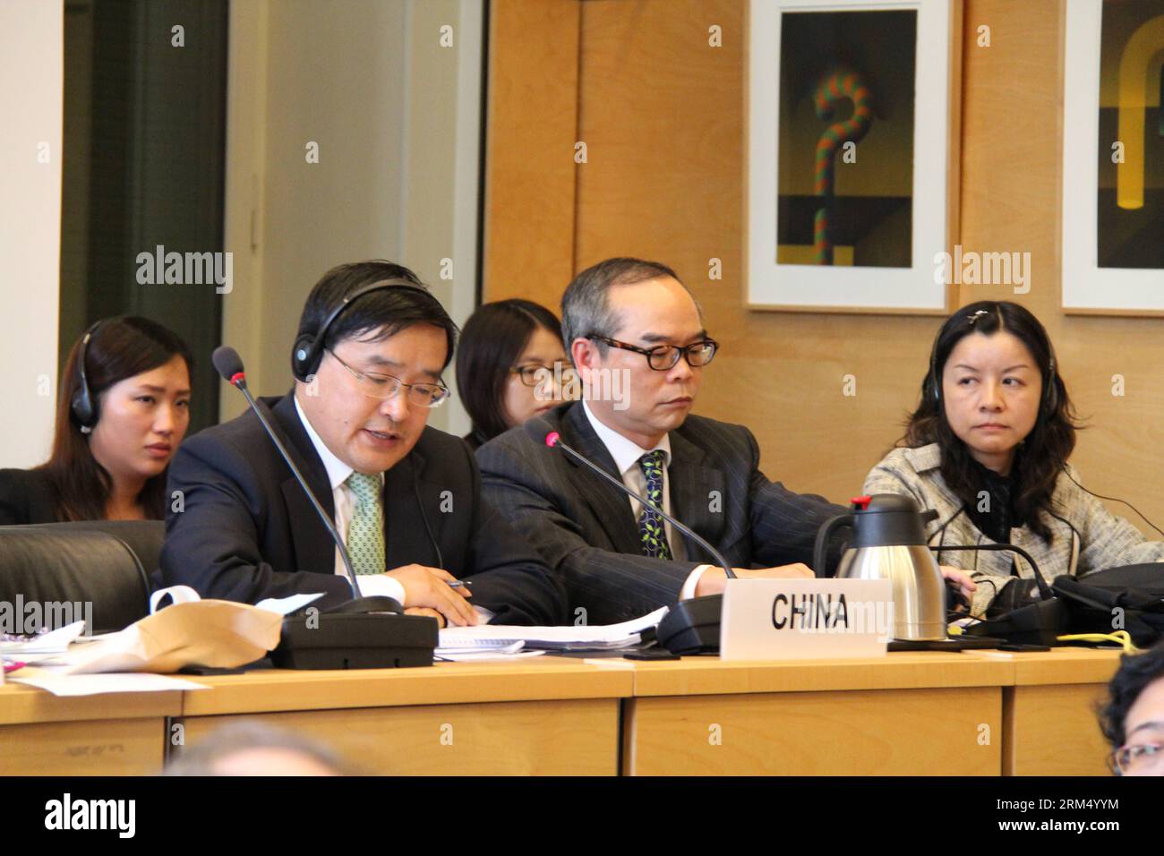 Bildnummer: 60538215 Datum: 27.09.2013 Copyright: imago/Xinhua (130928) -- GINEVRA, 27 settembre 2013 (Xinhua) -- Jia Guide, Vice Direttore generale del Dipartimento del Trattato e del diritto del Ministero degli affari Esteri (L), parla durante una riunione al Palais Wilson, a Ginevra, Svizzera, 27 settembre 2013. Giovedì e venerdì il Comitato delle Nazioni Unite per i diritti del fanciullo (CRC) ha esaminato la relazione combinata della Cina sulla sua attuazione delle disposizioni della Convenzione sui diritti del fanciullo. (Xinhua/Liu Meichen) COMITATO delle Nazioni Unite PER I DIRITTI DEI MINORI - RELAZIONE DEL C Foto Stock