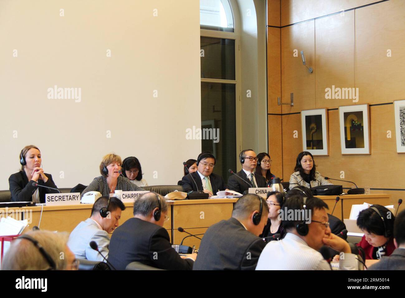 Bildnummer: 60538214 Datum: 27.09.2013 Copyright: imago/Xinhua (130928) -- GINEVRA, 27 settembre 2013 (Xinhua) -- Jia Guide, vice direttore generale cinese del Dipartimento del Trattato e del diritto del Ministero degli affari Esteri (C), e delegati cinesi di Hong Kong e Macao, partecipano a una riunione al Palais Wilson, a Ginevra, in Svizzera, 27 settembre 2013. Giovedì e venerdì il Comitato delle Nazioni Unite per i diritti del fanciullo (CRC) ha esaminato la relazione combinata della Cina sulla sua attuazione delle disposizioni della Convenzione sui diritti del fanciullo. (Xinhua/Liu Meichen) Foto Stock
