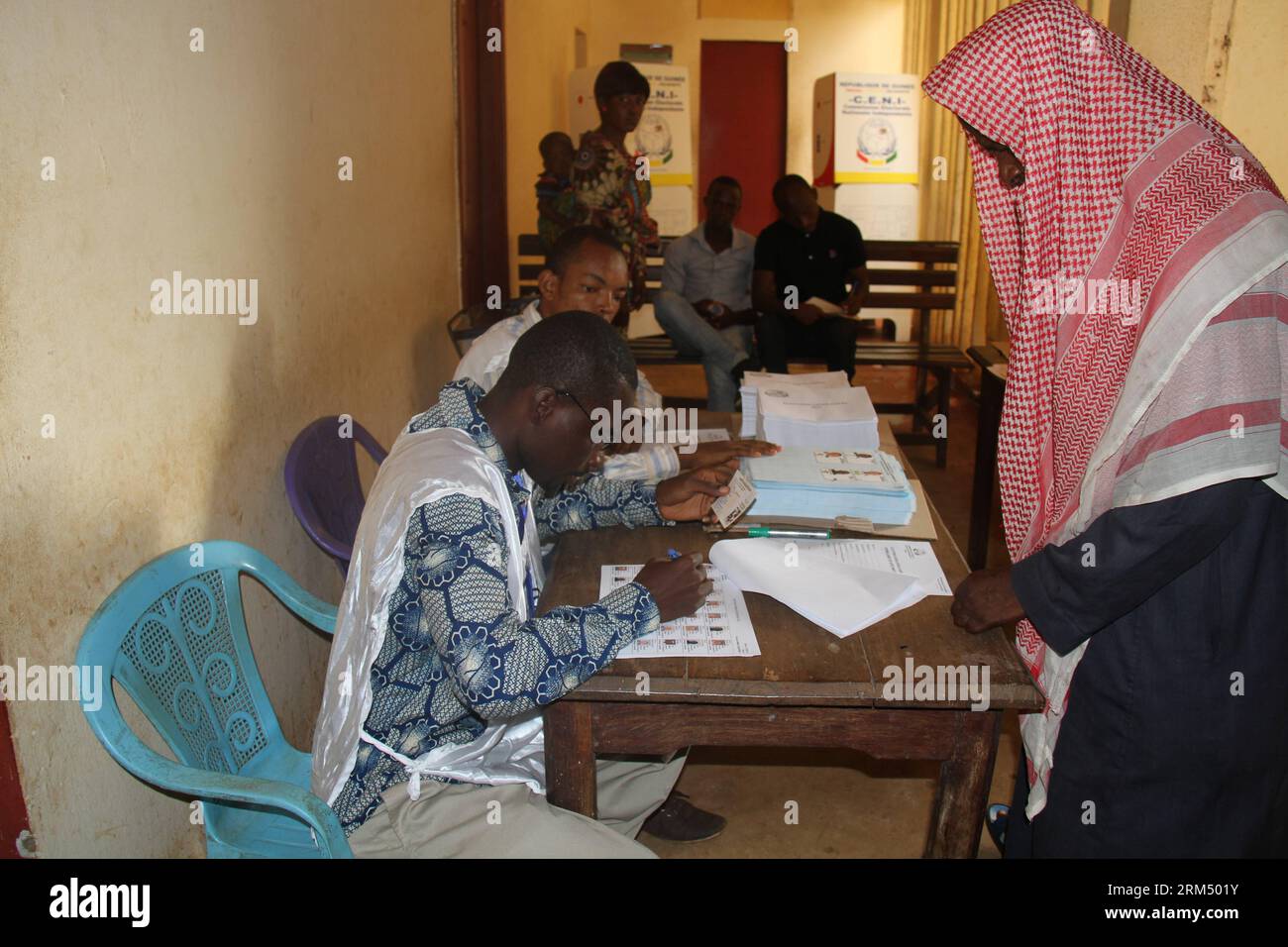 Bildnummer: 60538353 Datum: 28.09.2013 Copyright: imago/Xinhua (130928) -- CONAKRY, 28 settembre 2013 (Xinhua) -- far controllare la loro identità prima di lanciare le schede elettorali in un centro di Conakry, capitale della Guinea, 28 settembre 2013. I sondaggi legislativi della Guinea sono stati aperti sabato dopo essere stati ripetutamente rinviati dalle elezioni presidenziali del novembre 2010. Si prevede che fino a 5,1 milioni di elettori su 11,5 milioni di abitanti del paese dell'Africa occidentale andranno ai sondaggi. (Xinhua/Hao wangle) GUINEA-POLITICA-LEGISLATIVI SONDAGGI PUBLICATIONxNOTxINxCHN Gesellschaft x2x xkg 2013 quer o0 p Foto Stock