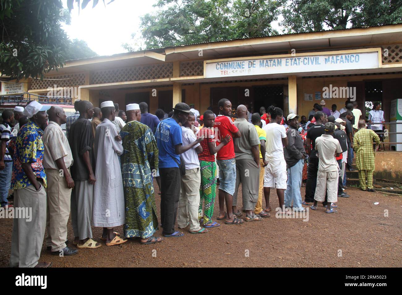 Bildnummer: 60538352 Datum: 28.09.2013 Copyright: imago/Xinhua (130928) -- CONAKRY, 28 settembre 2013 (Xinhua) -- aspetta in fila fuori da un polling station a Conakry, capitale della Guinea, 28 settembre 2013. I sondaggi legislativi della Guinea sono stati aperti sabato dopo essere stati ripetutamente rinviati dalle elezioni presidenziali del novembre 2010. Si prevede che fino a 5,1 milioni di elettori su 11,5 milioni di abitanti del paese dell'Africa occidentale andranno ai sondaggi. (Xinhua/Hao wangle) GUINEA-POLITICA-LEGISLATIVI SONDAGGI PUBLICATIONxNOTxINxCHN Gesellschaft x2x xkg 2013 quer o0 politik wahlen wähler wahllokal wart Foto Stock
