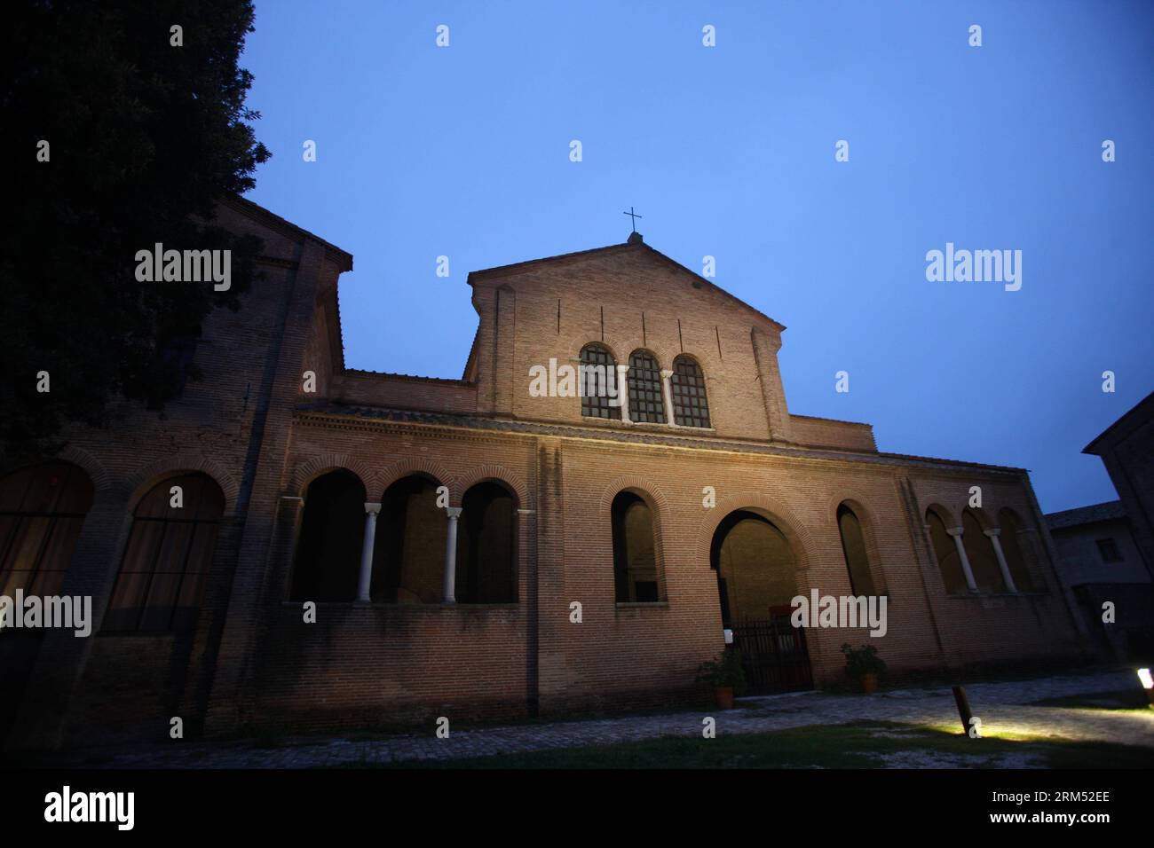 Bildnummer: 60556333 Datum: 30.09.2013 Copyright: imago/Xinhua (131003) -- RAVENNA, 30 settembre 2013 (Xinhua) -- foto scattata il 30 settembre 2013 mostra la Basilica di Sant Apollinare in Classe a Ravenna, Italia. Ravenna era una volta la capitale dell'Impero Romano d'Occidente e in seguito capitale del Regno ostrogoto e dell'Italia bizantina. Ha una collezione unica di mosaici e monumenti paleocristiani. Tutti e otto gli edifici: La Chiesa di San vitale, il Mausoleo di Galla Placidia, il Battistero ariano, il Battistero Neoniano, la Cappella Arcivescovile, la Basilica di Sant'Apollinare nuovo, il Foto Stock