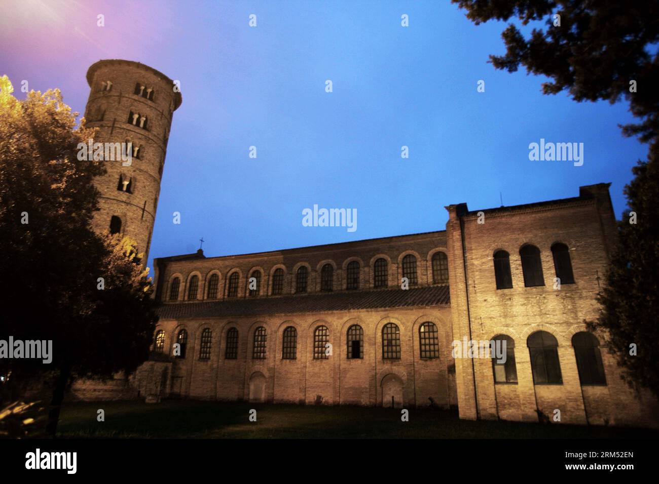 Bildnummer: 60556331 Datum: 30.09.2013 Copyright: imago/Xinhua (131003) -- RAVENNA, 30 settembre 2013 (Xinhua) -- foto scattata il 30 settembre 2013 mostra una vista della Basilica di Sant Apollinare in Classe a Ravenna, Italia. Ravenna era una volta la capitale dell'Impero Romano d'Occidente e in seguito capitale del Regno ostrogoto e dell'Italia bizantina. Ha una collezione unica di mosaici e monumenti paleocristiani. Tutti e otto gli edifici: La Chiesa di San vitale, il Mausoleo di Galla Placidia, il Battistero ariano, il Battistero Neoniano, la Cappella Arcivescovile, la Basilica di Sant Apollinare N. Foto Stock