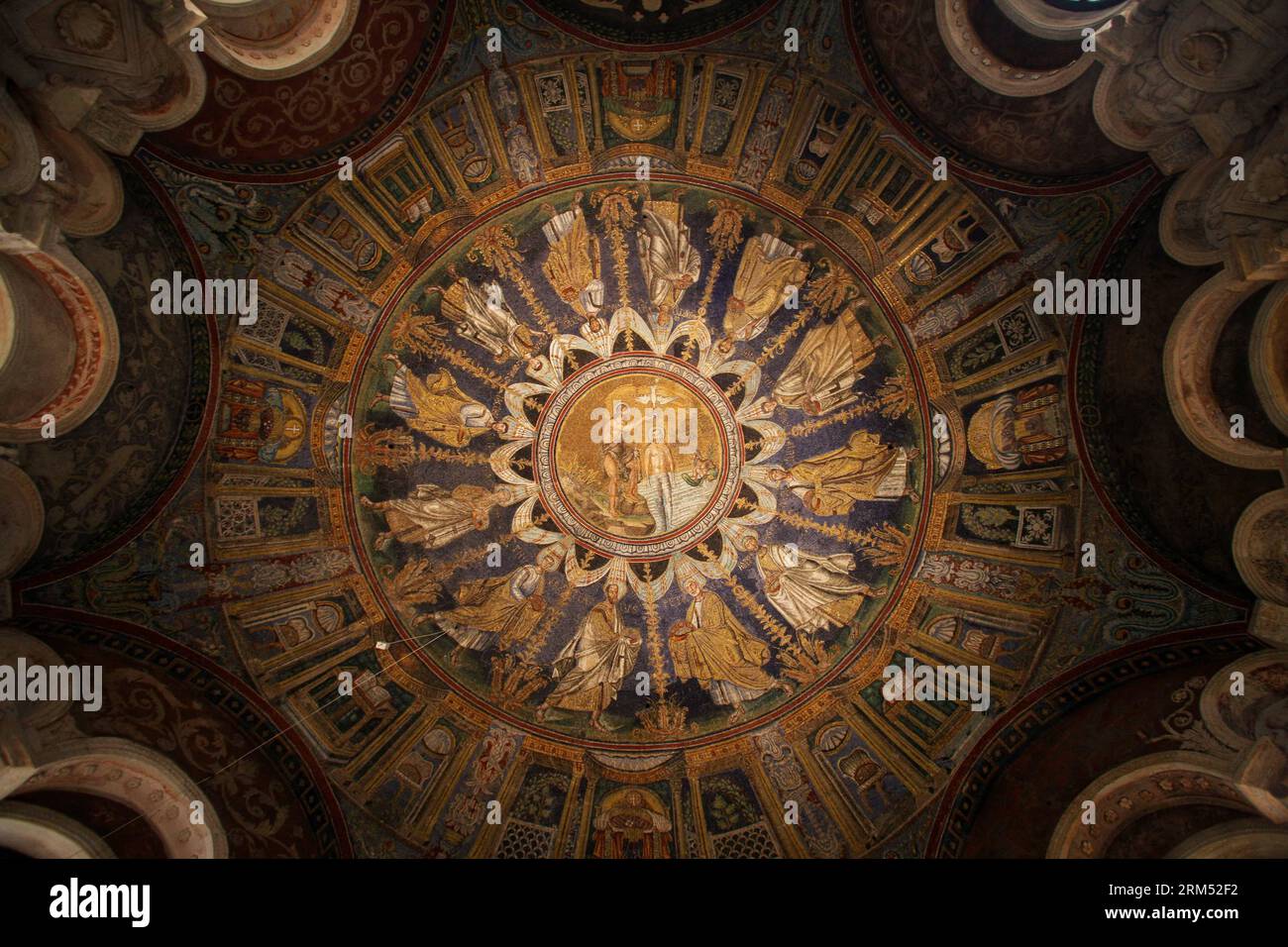 Bildnummer: 60556334 Datum: 30.09.2013 Copyright: imago/Xinhua (131003) -- RAVENNA, 30 settembre 2013 (Xinhua) -- foto scattata il 30 settembre 2013 mostra i mosaici sulla cupola del Battistero Neoniano a Ravenna, Italia. Ravenna era una volta la capitale dell'Impero Romano d'Occidente e in seguito capitale del Regno ostrogoto e dell'Italia bizantina. Ha una collezione unica di mosaici e monumenti paleocristiani. Tutti e otto gli edifici: La Chiesa di San vitale, il Mausoleo di Galla Placidia, il Battistero ariano, il Battistero neoniano, la Cappella Arcivescovile, la Basilica di Sant Apollinare Nuo Foto Stock