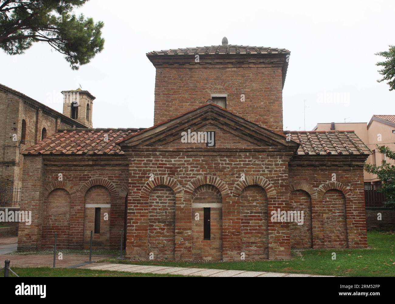 Bildnummer: 60556332 Datum: 30.09.2013 Copyright: imago/Xinhua (131003) -- RAVENNA, 30 settembre 2013 (Xinhua) -- foto scattata il 30 settembre 2013 mostra una vista del Mausoleo di Galla Placidia a Ravenna, Italia. Ravenna era una volta la capitale dell'Impero Romano d'Occidente e in seguito capitale del Regno ostrogoto e dell'Italia bizantina. Ha una collezione unica di mosaici e monumenti paleocristiani. Tutti e otto gli edifici: La Chiesa di San vitale, il Mausoleo di Galla Placidia, il Battistero ariano, il Battistero Neoniano, la Cappella Arcivescovile, la Basilica di Sant'Apollinare nuovo, il Foto Stock