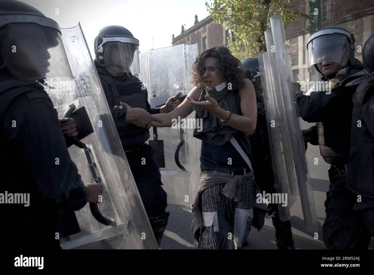 Bildnummer: 60555553 Datum: 02.10.2013 Copyright: imago/Xinhua (131003) -- CITTÀ DEL MESSICO, 3 ottobre 2013 (Xinhua) -- la polizia arresta un manifestante durante la marcia annuale per commemorare il 45° anniversario del massacro di studenti del 1968, a città del Messico, capitale del Messico, il 2 ottobre 2013. La Croce Rossa locale ha detto che almeno 50 sono rimasti feriti mentre un gruppo di manifestanti ha lanciato rocce e bombe antincendio alla polizia che ha risposto con gas lacrimogeni. Hector Serrano, segretario del governo della capitale, ha detto che almeno 12 agenti di polizia sono stati feriti mentre 15 sono stati detenuti. (Xinhua/Alejandro Ayala) (ce) MESSICO-CITTÀ DEL MESSICO-SOC Foto Stock