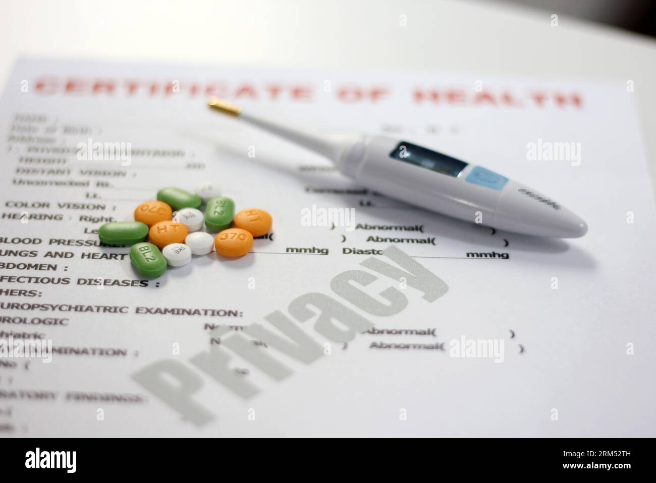 Salute checkup esame carta grafico e pillole, concetto di privacy medica Foto Stock