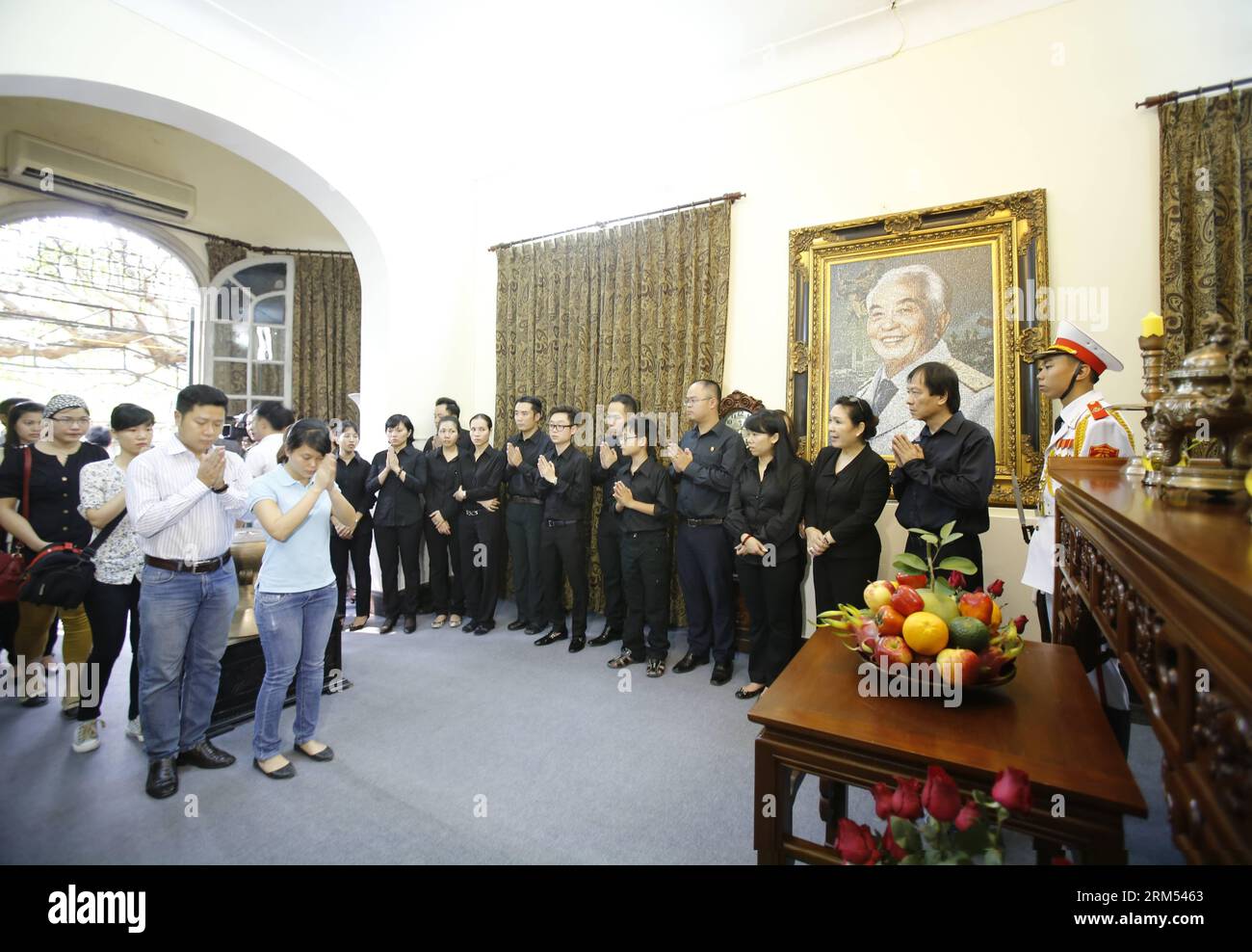 Bildnummer: 60566528 Datum: 06.10.2013 Copyright: imago/Xinhua (131006) -- HANOI, 6 ottobre 2013 (Xinhua) -- Vietnamita piange la morte del generale Vo Nguyen Giap nella sua casa di Hanoi, capitale del Vietnam, 6 ottobre 2013. Il leggendario generale vietnamita Vo Nguyen Giap è morto venerdì, all'età di 102 anni. Un funerale di stato si terrà per il generale Giap dall'11 al 13 ottobre. (Xinhua/ho Nhu Y)(bxq) FOCUS VIETNAM-VO NGUYEN GIAP-LUTTO PUBLICATIONxNOTxINxCHN Gesellschaft Trauer Gedenken Militär Tod premiumd xbs x0x 2013 quer 60566528 Data 06 10 2013 Copyright Imago XINHUA Hanoi OCT 6 2013 XINHUA Vietname Foto Stock