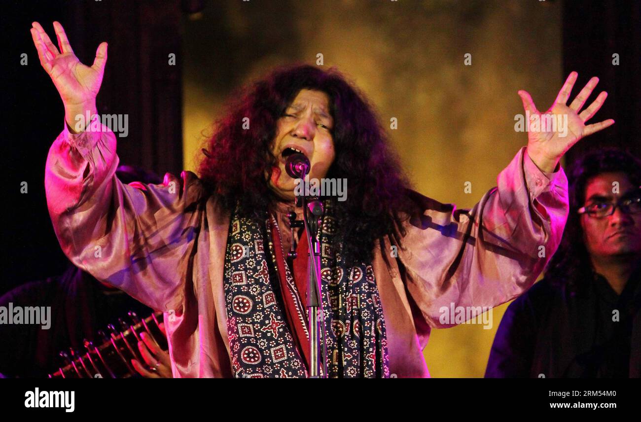 Bildnummer: 60568504 Datum: 06.10.2013 Copyright: imago/Xinhua la cantante sufi pakistana Abida Parveen si esibisce durante la funzione musicale sufi Jahan-e-Khusrou a Jaipur, India, 6 ottobre 2013. (Xinhua/Stringer) INDIA-JAIPUR-MUSIC PUBLICATIONxNOTxINxCHN Kultur Musik People xsp x0x 2013 quer 60568504 Data 06 10 2013 Copyright Imago XINHUA Pakistani Sufi Singer si esibisce durante la funzione musicale Sufi Jahan e a Jaipur India OCT 6 2013 XINHUA Stringer India Jaipur Music PUBLICATIONxNOTxINxCHN Cultura musica celebrità xsp x0x 2013 orizzontale Foto Stock