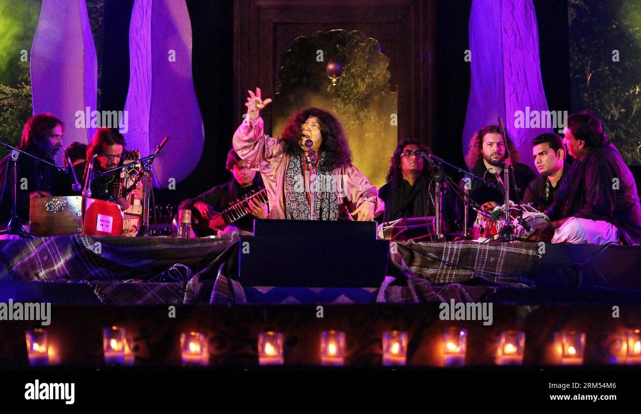 Bildnummer: 60568503 Datum: 06.10.2013 Copyright: imago/Xinhua la cantante sufi pakistana Abida Parveen si esibisce durante la funzione musicale sufi Jahan-e-Khusrou a Jaipur, India, 6 ottobre 2013. (Xinhua/Stringer) INDIA-JAIPUR-MUSIC PUBLICATIONxNOTxINxCHN Kultur Musik People xsp x0x 2013 quer 60568503 Data 06 10 2013 Copyright Imago XINHUA Pakistani Sufi Singer si esibisce durante la funzione musicale Sufi Jahan e a Jaipur India OCT 6 2013 XINHUA Stringer India Jaipur Music PUBLICATIONxNOTxINxCHN Cultura musica celebrità xsp x0x 2013 orizzontale Foto Stock