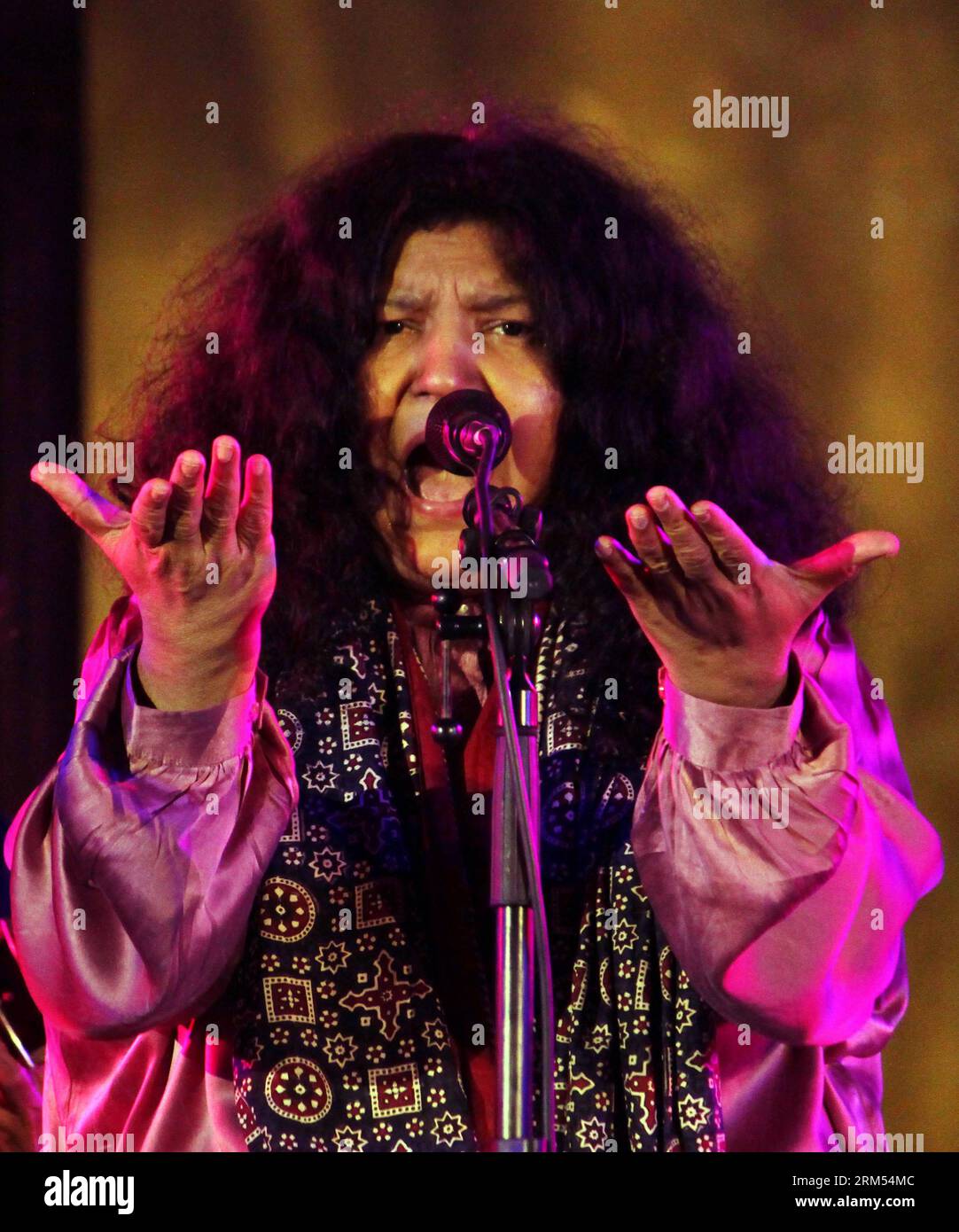 Bildnummer: 60568505 Datum: 06.10.2013 Copyright: imago/Xinhua la cantante sufi pakistana Abida Parveen si esibisce durante la funzione musicale sufi Jahan-e-Khusrou a Jaipur, India, 6 ottobre 2013. (Xinhua/Stringer) INDIA-JAIPUR-MUSIC PUBLICATIONxNOTxINxCHN Kultur Musik People xsp x0x 2013 hoch 60568505 Data 06 10 2013 Copyright Imago XINHUA Pakistani Sufi Singer si esibisce durante la funzione musicale Sufi Jahan e a Jaipur India OCT 6 2013 XINHUA Stringer India Jaipur Music PUBLICATIONxNOTxINxCHN Cultura musica celebrità xsp x0x 2013 verticale Foto Stock