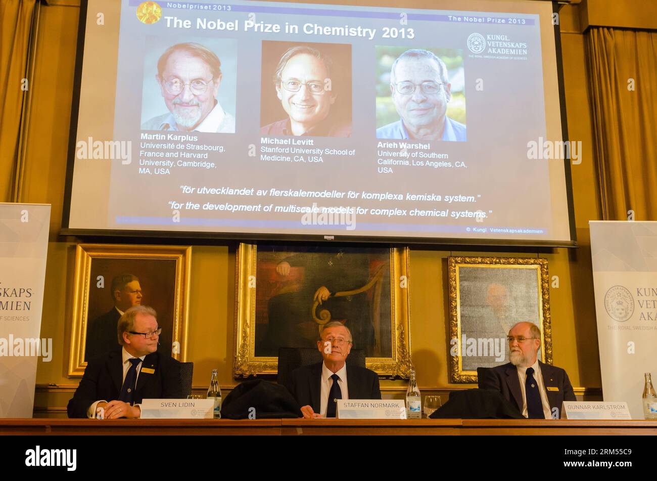 Bildnummer: 60578716 Datum: 09.10.2013 Copyright: imago/Xinhua (131009) -- STOCCOLMA, 9 ottobre 2013 (Xinhua) -- Staffan Normark (C), segretario permanente della Royal Swedish Academy of Sciences, annuncia i vincitori del Premio Nobel per la chimica 2013 durante una conferenza stampa a Stoccolma, Svezia, il 9 ottobre 2013. Tre scienziati hanno condiviso il Premio Nobel per la chimica 2013 per lo sviluppo di modelli multiscala per sistemi chimici complessi, ha detto mercoledì la Royal Swedish Academy of Sciences. Il premio è stato assegnato a Martin Karplus (cittadino americano e austriaco), Michael Levitt (U.S., Bri Foto Stock