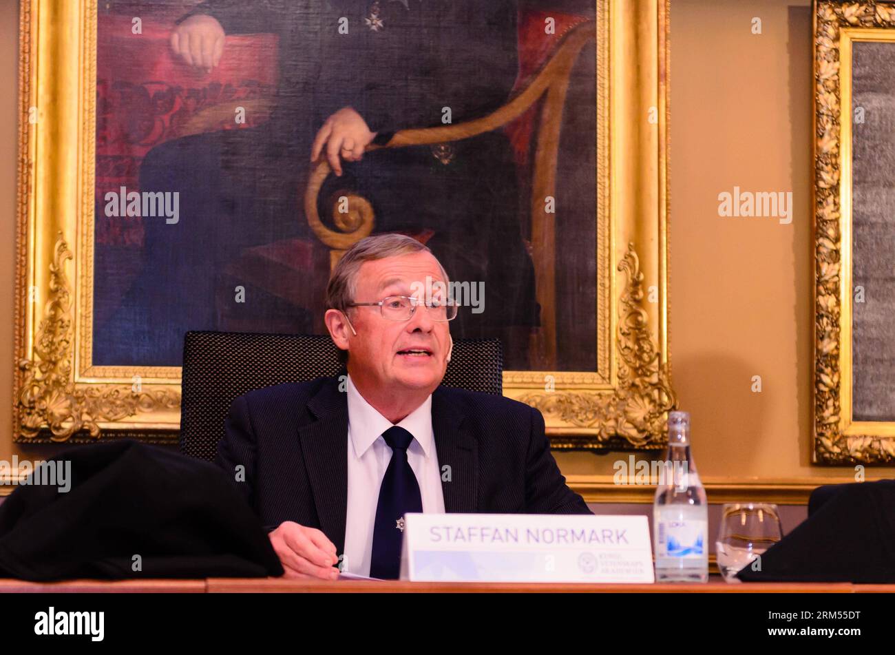 Bildnummer: 60578717 Datum: 09.10.2013 Copyright: imago/Xinhua (131009) -- STOCCOLMA, 9 ottobre 2013 (Xinhua) -- Staffan Normark, segretario permanente della Royal Swedish Academy of Sciences, annuncia i vincitori del Premio Nobel per la chimica 2013 durante una conferenza stampa a Stoccolma, Svezia, il 9 ottobre 2013. Tre scienziati hanno condiviso il Premio Nobel per la chimica 2013 per lo sviluppo di modelli multiscala per sistemi chimici complessi, ha detto mercoledì la Royal Swedish Academy of Sciences. Il premio è stato assegnato a MartinKarplus (cittadino americano e austriaco), MichaelLevitt (U.S., British a) Foto Stock