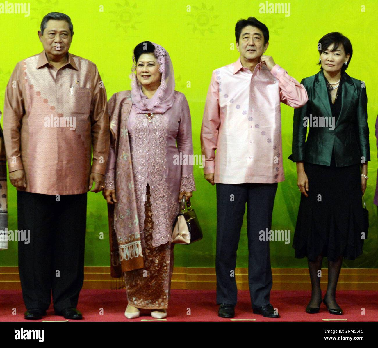 Bildnummer: 60580080 Datum: 09.10.2013 Copyright: imago/Xinhua (131009) -- BANDAR SERI BEGAWAN, 9 ottobre 2013 (Xinhua) -- il primo ministro giapponese Shinzo Abe (2nd R) e il presidente indonesiano Susilo Bambang Yudhoyono (1st L) e i loro coniugi posano per una foto di gruppo prima di una cena di gala a Bandar seri Begawan, Brunei, 9 ottobre 2013. Il sultano Hassanal Bolkiah del Brunei ha tenuto una cena di gala mercoledì per i leader dell'ASEAN e dell'EAS e i loro coniugi. (Xinhua/ma Ping) BRUNEI-BANDAR SERI BEGAWAN-ASEAN E EAS LEADERS-GALA DINNER PUBLICATIONxNOTxINxCHN People xas x0x 2013 quadrat Premiumd 60580080 Data Foto Stock