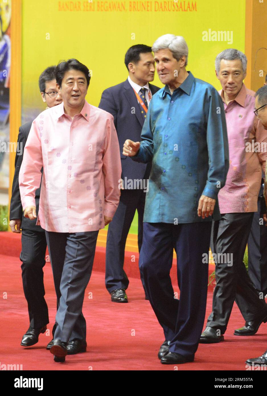 Bildnummer: 60580079 Datum: 09.10.2013 Copyright: imago/Xinhua (131009) - BANDAR SERI BEGAWAN, 9 ottobre 2013 (Xinhua) -- il primo ministro giapponese Shinzo Abe (L, davanti) e il segretario di Stato degli Stati Uniti John Kerry (R, davanti) cammina nel luogo di una cena di gala a Bandar seri Begawan, Brunei, 9 ottobre 2013. Il sultano Hassanal Bolkiah del Brunei ha tenuto una cena di gala mercoledì per i leader dell'ASEAN e dell'EAS e i loro coniugi. (Xinhua/ma Ping) BRUNEI-BANDAR SERI BEGAWAN-ASEAN E CAPI EAS-CENA DI GALA PUBLICATIONxNOTxINxCHN People xas x0x 2013 hoch premiumd 60580079 Data 09 10 2013 Copyright Imago XINHUA Foto Stock