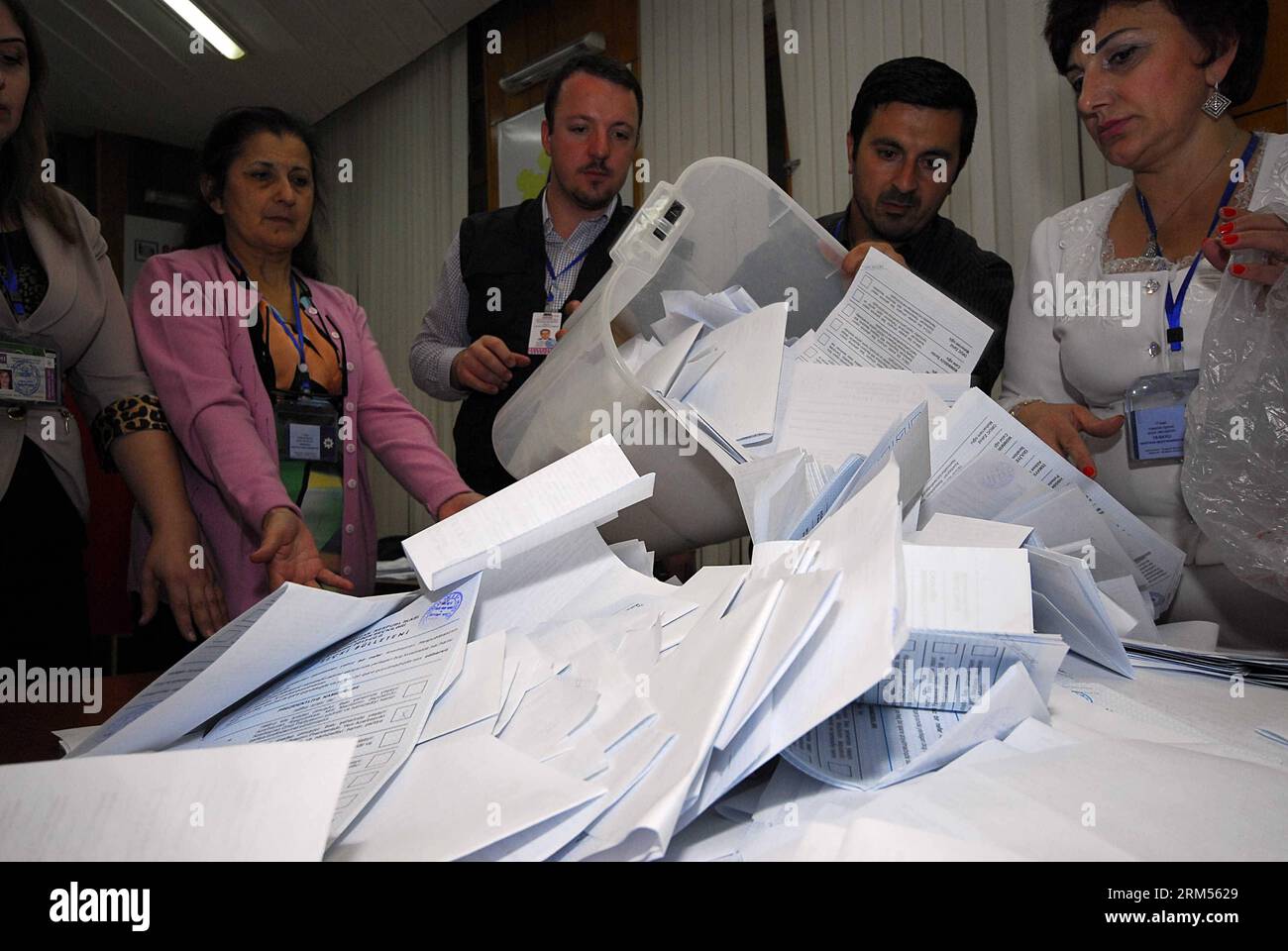 Bildnummer: 60581332 Datum: 09.10.2013 Copyright: imago/Xinhua (131009) -- BAKU, 9 ottobre 2013 (Xinhua) -- il personale elettorale svuota le urne in una sede elettorale a Baku, capitale dell'Azerbaigian, il 9 ottobre 2013. Il voto si è concluso mercoledì nelle elezioni presidenziali dell'Azerbaigian con il presidente in carica Ilham Aliyev che ha vinto il suo terzo mandato quinquennale, sono stati mostrati i risultati preliminari della Commissione elettorale centrale (CEC) e i sondaggi di uscita per le elezioni. (Xinhua/Tofik Babayev) AZERBAIGIAN-ELEZIONI PRESIDENZIALI-BALLOTTAGGIO PUBLICATIONxNOTxINxCHN Politik Wahl Präsidentschaftswahl Auszählung xas x0x 2013 Foto Stock