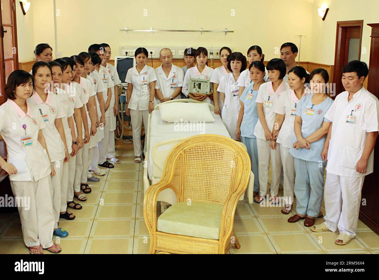 Bildnummer: 60588612 Datum: 11.10.2013 Copyright: imago/Xinhua (131011) -- HANOI, 11 ottobre 2013 (Xinhua) -- il personale dell'ospedale posa per le foto al reparto dove il generale vietnamita Vo Nguyen Giap è stato assistito al Central Military Hospital 108 di Hanoi, capitale del Vietnam, l'11 ottobre 2013. Il leggendario generale vietnamita Vo Nguyen Giap è morto il 4 ottobre, all'età di 102 anni. Un funerale di stato si terrà per lui dall'11 al 13 ottobre. (Xinhua/VNA) VIETNAM-HANOI-VO NGUYEN GIAP-HOSPITAL PUBLICATIONxNOTxINxCHN Gesellschaft Krankenhaus Gesundheit x0x xst 2013 quer 60588612 Data 11 10 2013 Copyright Imago XI Foto Stock