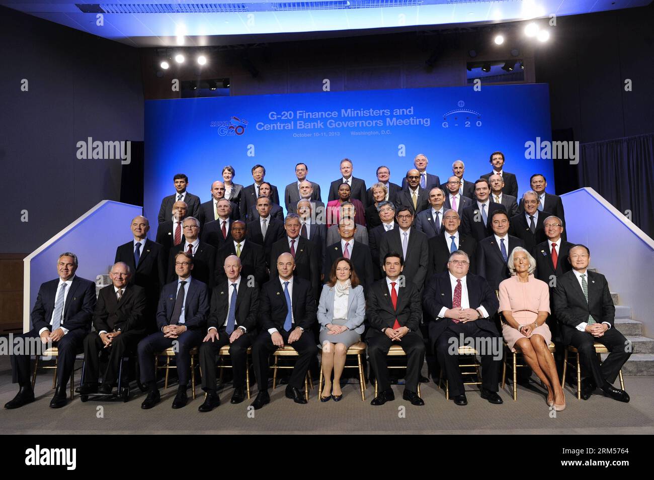 Bildnummer: 60590156 Datum: 11.10.2013 Copyright: imago/Xinhua WASHINGTON D.C., (Xinhua) -- i ministri delle finanze e i banchieri centrali del G20 posano per una foto di famiglia con l'amministratore delegato del FMI Christine Lagarde (2° R, fronte) e il presidente della Banca Mondiale Jim Yong Kim (R, fronte) durante il giorno di apertura delle riunioni annuali del gruppo Banca Mondiale-FMI 2013 a Washington D.C., capitale degli Stati Uniti, il . Le riunioni annuali del Fondo monetario Internazionale (FMI) e della sua agenzia gemella Banca Mondiale sono iniziate qui venerdì. (XINHUA/ZHANG JUN) U.S.-WASHINGTON D.C.-WORLD BANK GROUP-FMI-ANNUAL MEETINGS-OPE Foto Stock