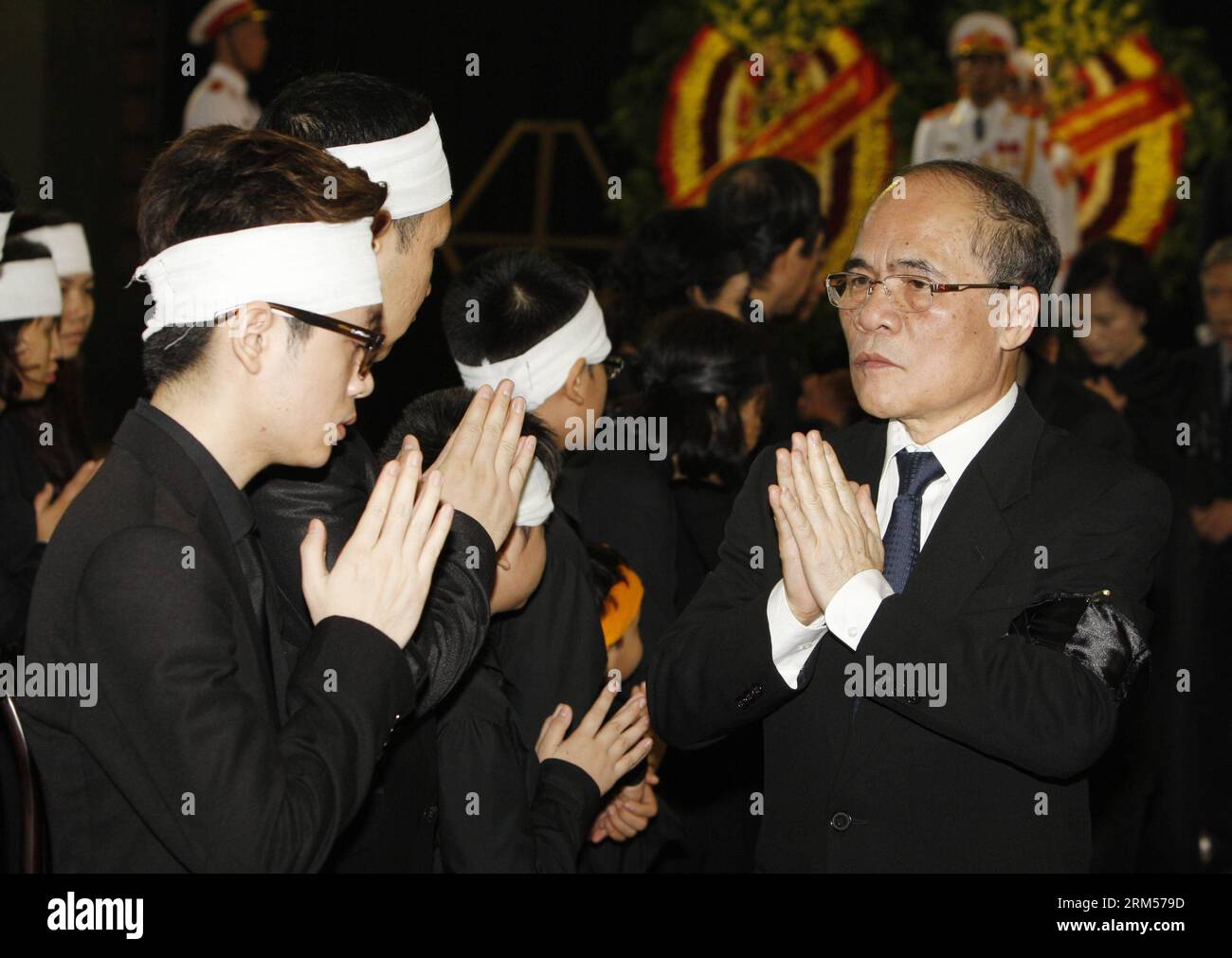 Bildnummer: 60590906 Datum: 12.10.2013 Copyright: imago/Xinhua (131012) -- HANOI, 12 ottobre 2013 (Xinhua) -- Presidente dell'Assemblea Nazionale vietnamita (NA) Nguyen Sinh Hung (R, front) paga rispetto al leggendario generale vietnamita Vo Nguyen Giap ad un funerale di stato ad Hanoi, capitale del Vietnam, 12 ottobre 2013. VO Nguyen Giap è morto il 4 ottobre all'età di 102 anni. (Xinhua/VNA) VIETNAM-HANOI-VO NGUYEN GIAP-LUTTO PUBLICATIONxNOTxINxCHN People Politik Begraebnis Staatsbegraebnis Trauerfeier x2x xrj 2013 quer o0 Trauer Gedenken 60590906 Data 12 10 2013 Copyright Imago XINHUA Hanoi OCT 12 2013 Foto Stock