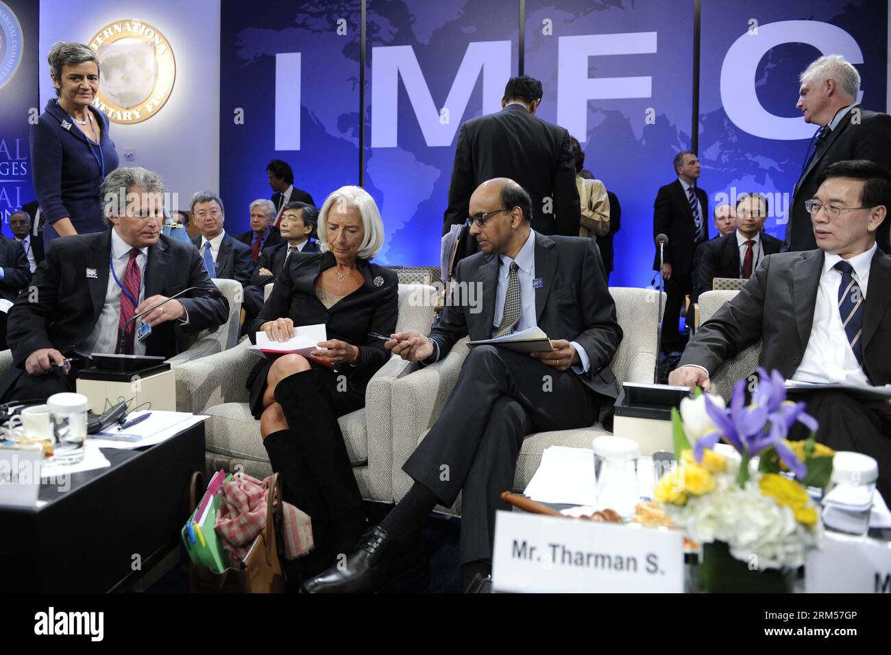 Bildnummer: 60592076 Datum: 12.10.2013 Copyright: imago/Xinhua WASHINGTON D.C., 12 ottobre 2013 (Xinhua) -- Direttore generale del Fondo monetario internazionale (FMI) Christine Lagarde (fronte, 2° L), Ministro delle Finanze di Singapore e Presidente dell'IMFC Tharman Shanmugaratnam (fronte, 2° R), e il segretario del FMI Lin Jianhai (fronte, 1st R) partecipa alla riunione del Comitato monetario e finanziario Internazionale (FMI) durante le riunioni annuali della Banca Mondiale e del FMI a Washington D.C., capitale degli Stati Uniti, il 12 ottobre 2013. (Xinhua/Zhang Jun) U.S.-WASHINGTON D.C.-IMFC-MEETING PUBLICATIONxNOTxINxCHN People P Foto Stock