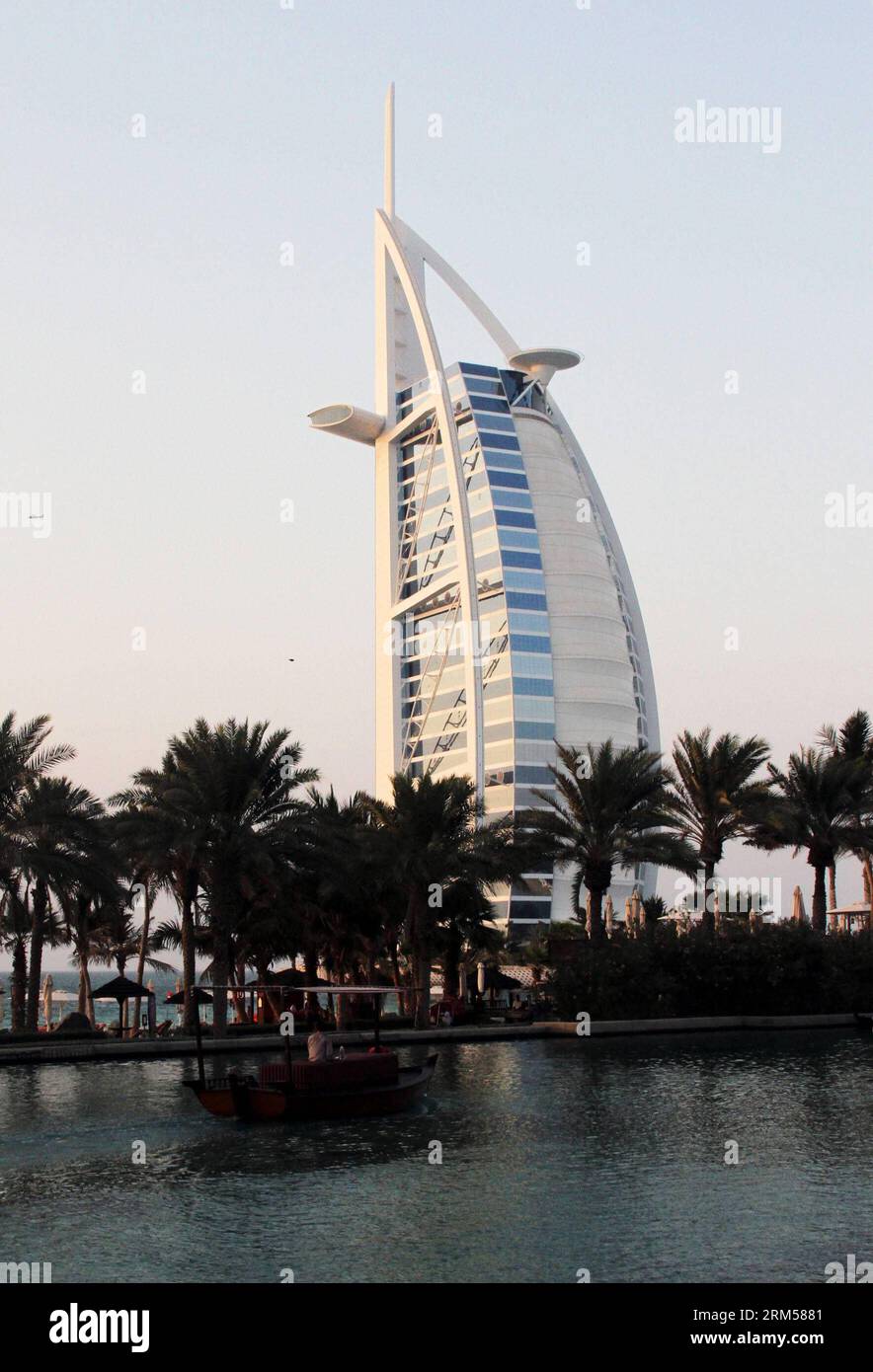 Bildnummer: 60595393 Datum: 30.09.2013 Copyright: imago/Xinhua foto scattata il 30 settembre 2013 mostra l'hotel Burj al-Arab, letteralmente torre araba, a Dubai, negli Emirati Arabi Uniti. I lettori della rivista di viaggi Ultratravel, pubblicata dal Daily Telegraph, hanno votato per l'hotel a sette stelle Burj al-Arab come il miglior resort di lusso al mondo, ha detto il quotidiano britannico sabato. (Xinhua/li Zhen)(axy) UAE-DUBAI-HOTEL-BURJ AL-ARAB PUBLICATIONxNOTxINxCHN Gesellschaft x2x xkg 2013 hoch o0 wirtschaft tourismus gebäude hotel luxus luxushotel 60595393 Data 30 09 2013 Copyright Imago Foto Stock