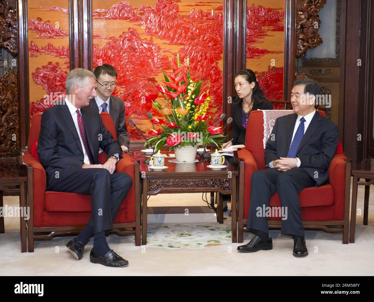 Bildnummer: 60597399 Datum: 14.10.2013 Copyright: imago/Xinhua (131014) -- PECHINO, 14 ottobre 2013 (Xinhua) -- il vice Premier cinese Wang Yang (R) incontra Steve Van Andel (L), presidente del Consiglio di amministrazione della camera di commercio degli Stati Uniti e presidente della Amway Corporation, a Pechino, capitale della Cina, 14 ottobre 2013. (Xinhua/Xie Huanchi) (mp) CHINA-BEIJING-WANG YANG-STEVE VAN ANDEL-MEETING (CN) PUBLICATIONxNOTxINxCHN People Politik x0x xdd premiumd 2013 quer 60597399 Data 14 10 2013 Copyright Imago XINHUA Beijing OCT 14 2013 XINHUA Chinese Vice Premier Wang Yang r Meets W. Foto Stock