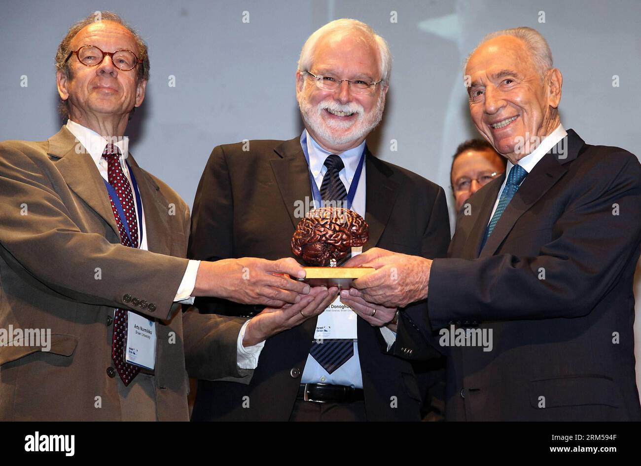 Bildnummer: 60602370 Datum: 15.10.2013 Copyright: imago/Xinhua (131015) -- TEL AVIV, 15 ottobre 2013 (Xinhua) -- il presidente israeliano Shimon Peres (R) presenta un premio al Dr. John Donohue (L) e al suo collega BrainGate Dr. Arto Nurmikko (C) durante la conferenza internazionale Brain Tech Israel 2013 a Tel Aviv, Israele, il 15 ottobre 2013. (Xinhua/JINI) ISRAEL-TEL AVIV-PRIZE-BRAIN TECH PUBLICATIONxNOTxINxCHN People Wissenschaft Kultur Preisverleihung xdp x1x premiumd 2013 quer o00 Trophäe Objekte 60602370 Data 15 10 2013 Copyright Imago XINHUA Tel Aviv OCT 15 2013 XINHUA Presidente israeliano Shi Foto Stock