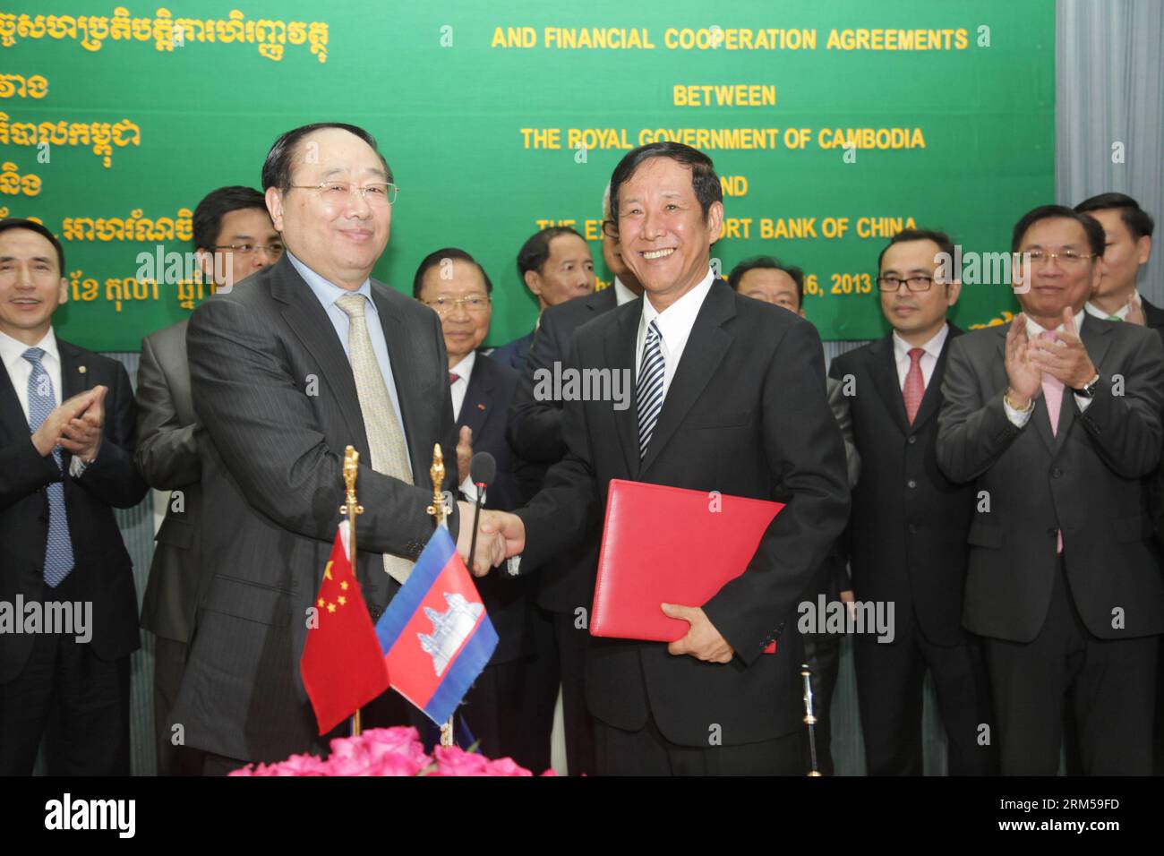 Bildnummer: 60603575 Datum: 16.10.2013 Copyright: imago/Xinhua (131016) - PHNOM PENH, 16 ottobre 2013 (Xinhua) - li Ruogu (fronte L), presidente e presidente della Export-Import Bank of China (EXIM Bank), stringe la mano a Hann Khieng, presidente del partner locale del progetto Cambodian Petrochemical Company a Phnom Penh, Cambodia, 16 ottobre 2013. L'Export-Import Bank of China (EXIM Bank) ha firmato mercoledì un accordo per finanziare un prestito di 1,67 miliardi di dollari a una società cambogiana per la costruzione di una raffineria di petrolio. (Xinhua/Phearum) CAMBOGIA-PHNOM PENH-CINA-FONDO PUBLICATIONxNOTxINxCHN PEO Foto Stock