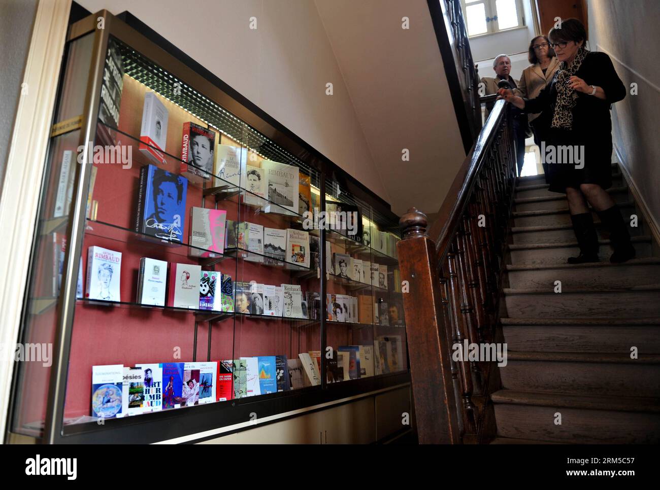 Bildnummer: 60619089 Datum: 20.10.2013 Copyright: imago/Xinhua PARIS, 20 ottobre 2013 - Una varietà di versioni originali e tradotte di poesie di Arthur Rimbaud sono in mostra al museo Arthur Rimbaud di Charleville-Mezieres, Francia, 20 ottobre 2013. Domenica si è tenuta qui la firma di un libro per promuovere la versione cinese delle opere del poeta francese del XIX secolo in occasione del 159° anniversario del suo compleanno. (Xinhua/Chen Xiaowei) FRANCIA-VERSIONE CINESE-POESIA-ARTHUR RIMBAUD PUBLICATIONxNOTxINxCHN xcb x0x 2013 quer 60619089 Data 20 10 2013 Copyright Imago XINHUA Paris OCT 20 Foto Stock