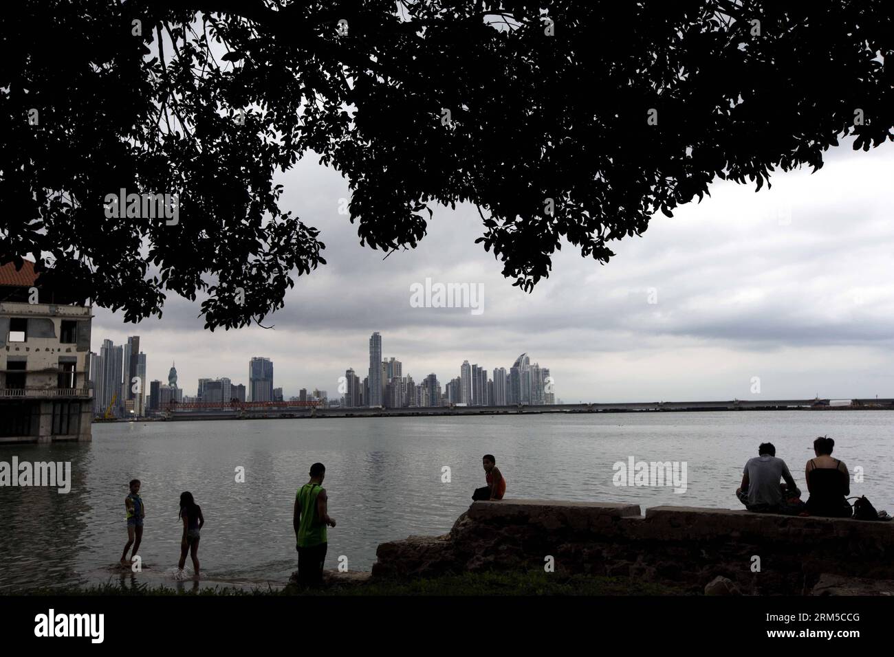 Bildnummer: 60622329 Datum: 20.10.2013 Copyright: imago/Xinhua Local Residents Rest in the casco Antiguo in Panama City, capitale di Panama, 20 ottobre 2013. Il casco Antiguo o casco Viejo è il quartiere storico di Panama City, una zona ricca di architetture spagnole del XVII secolo. L'area fu costruita dopo la distruzione della città di Panama originale nel 1671 a causa di un attacco dei pirati. Nel 1997, l'Organizzazione delle Nazioni Unite per l'istruzione, la scienza e la cultura (UNESCO) l'ha dichiarata patrimonio dell'umanità. (Xinhua/Mauricio Valenzuela) (srb) PANAMA-PATRIMONIO MONDIALE-CASCO ANTIGUO PUBLICATIONxNOTxINxCH Foto Stock