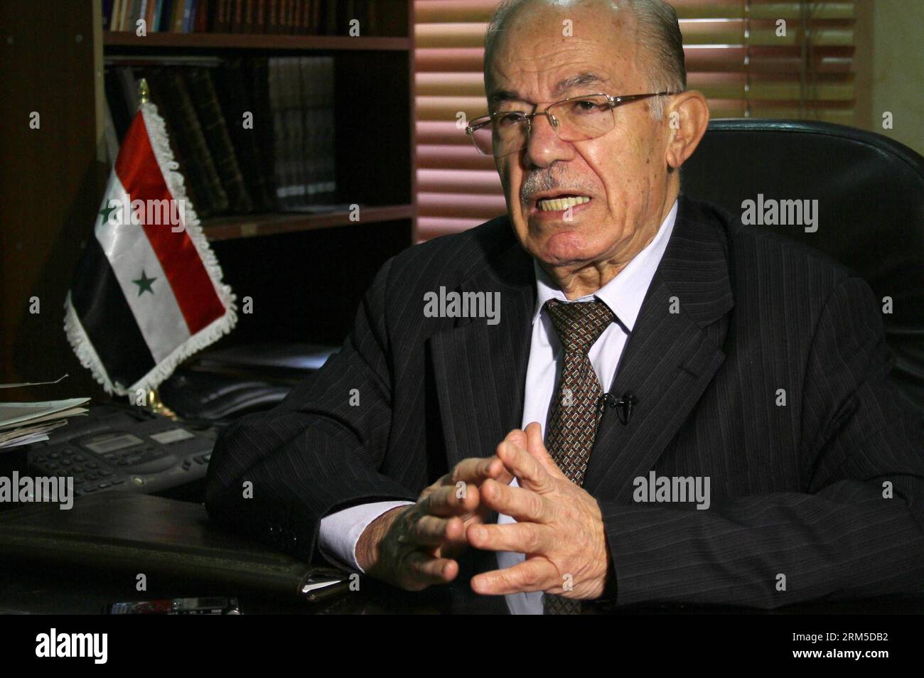 Bildnummer: 60631166 Datum: 23.10.2013 Copyright: imago/Xinhua (131023) -- DAMASCO, 23 ottobre 2013 (Xinhua) -- Hasan Abdul-Azim, capo dell'organismo di coordinamento nazionale oppositorio (BCN), parla durante un'intervista con Xinhua a Damasco, capitale della Siria, il 23 ottobre 2013. Hasan Abdul-Azim ha detto che il destino del presidente Bashar al-Assad dovrebbe essere determinato sul tavolo negoziale da parte dei siriani nel loro insieme, non solo da un partito di opposizione. (Xinhua/Bassem Tellawi) SYRIA-DAMASCO-HASAN ABDUL-AZIM PUBLICATIONxNOTxINxCHN People Politik xsp x0x 2013 quer 60631166 Data 23 10 2013 Copyright IMA Foto Stock