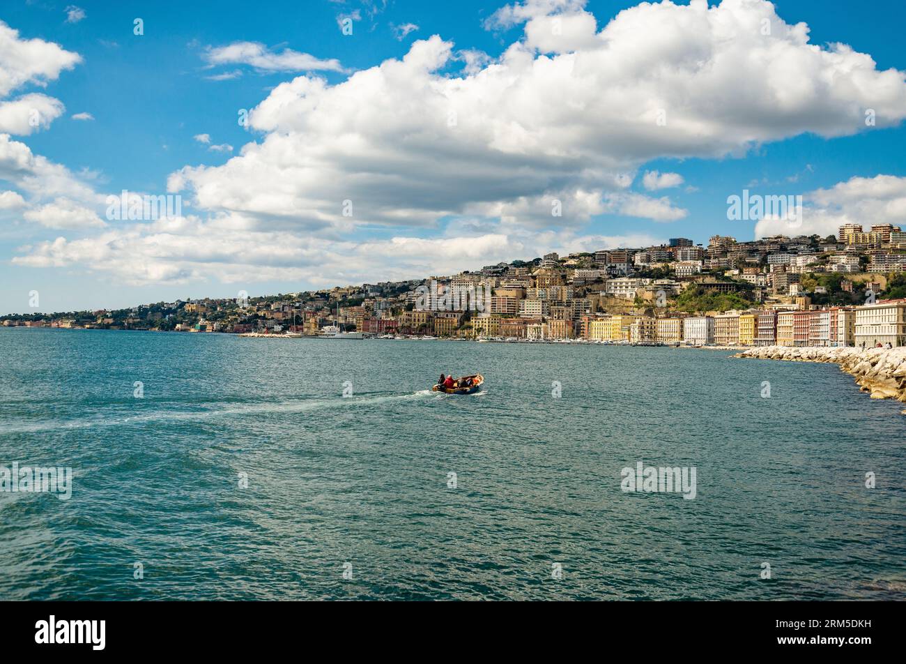 Città di Napoli vista dal lungomare di Napoli in Italia Foto Stock